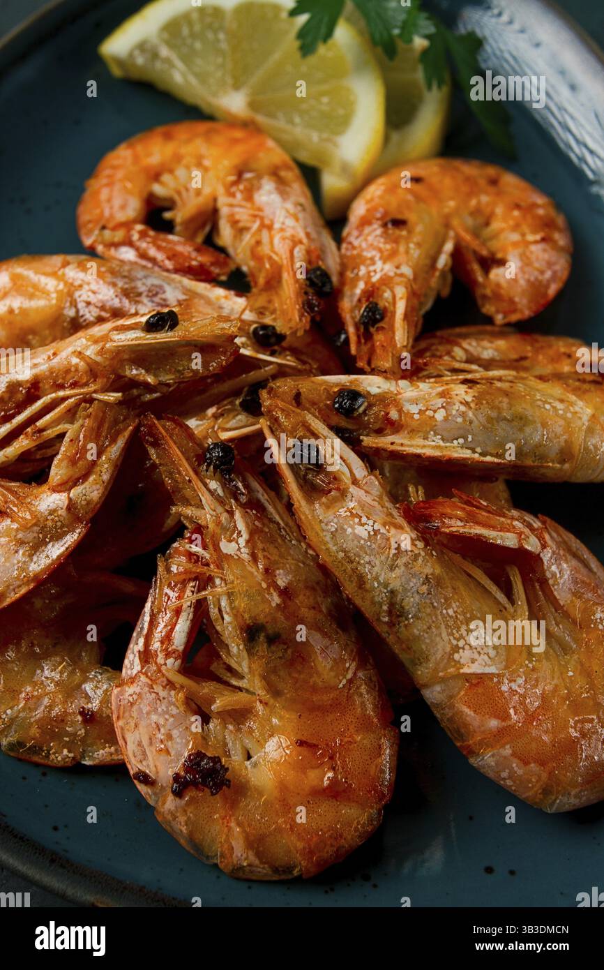 Fritto con spezie, gamberi reali, senza dividere, vista dall'alto, messa a fuoco selettiva, pesce, gamberi, niente gente Foto Stock
