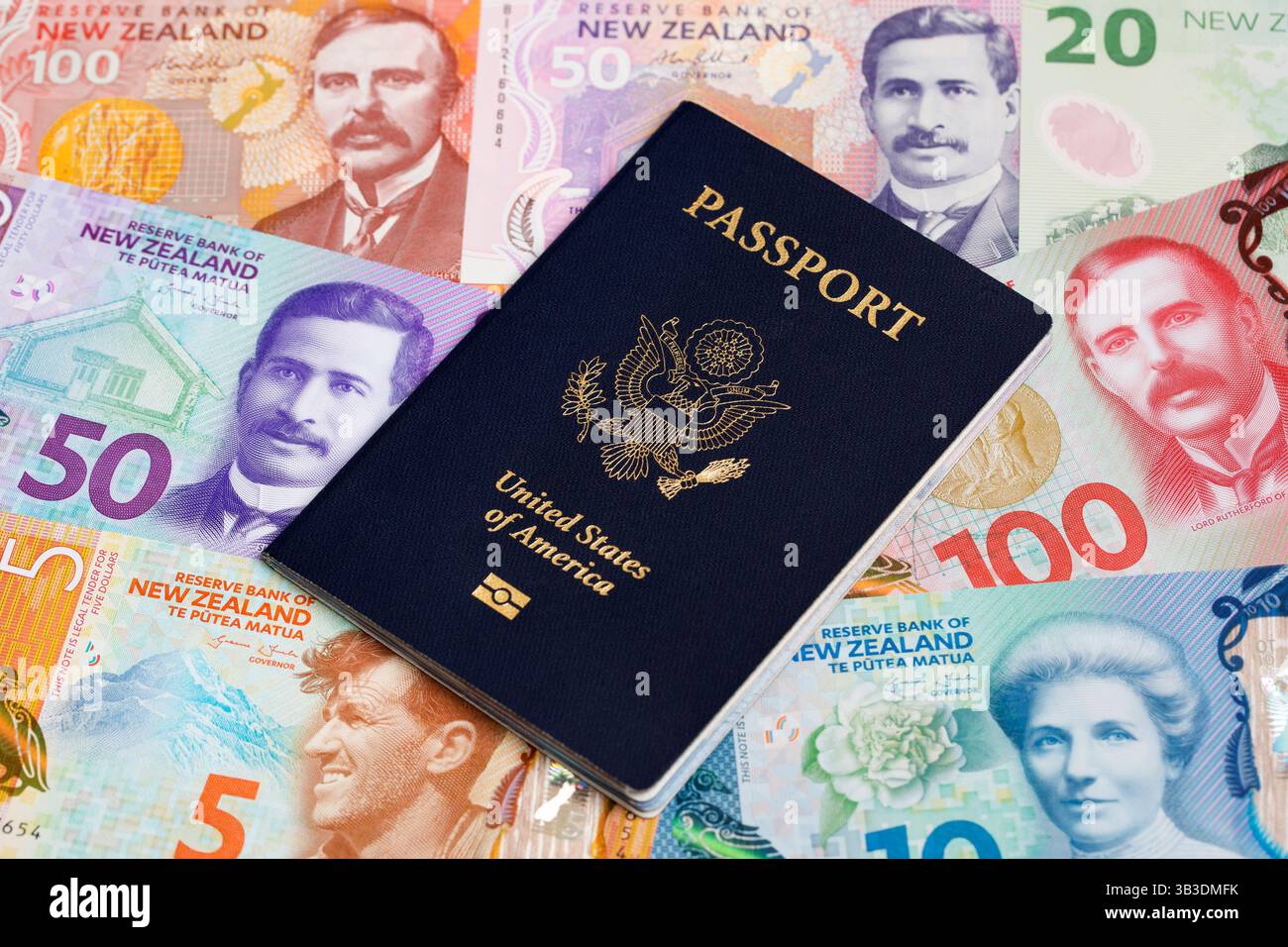 Passaporto americano per i soldi neozelandesi - dollaro Foto Stock