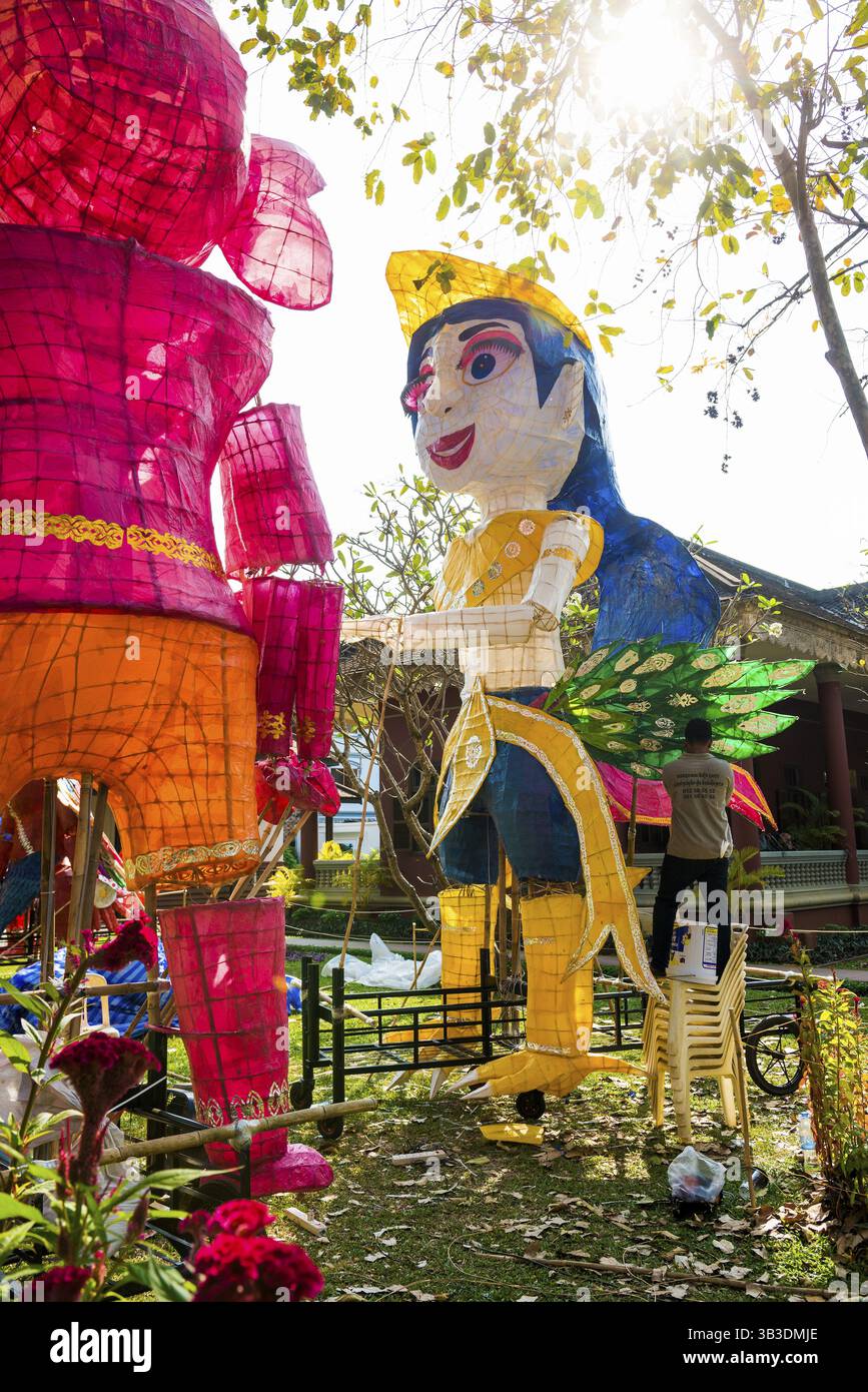 Costruire figure giganti per una parata, Siem Reap, Cambogia, Sud-est asiatico, Asia Foto Stock