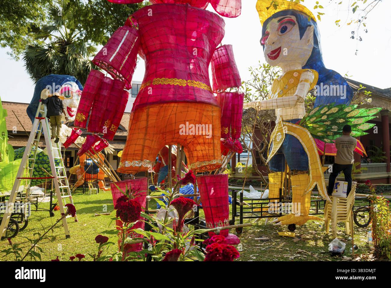 Costruire figure giganti per una parata, Siem Reap, Cambogia, Sud-est asiatico, Asia Foto Stock