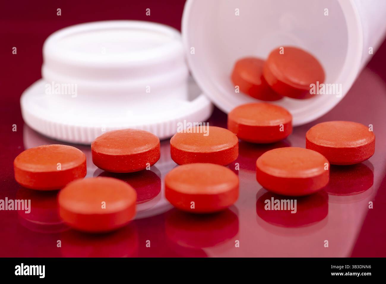 Pillole di rosso e bianco la bottiglia di plastica. Global industria farmaceutica per miliardi di dollari all'anno. Farmaci per uso come farmaci. Studio Foto Stock