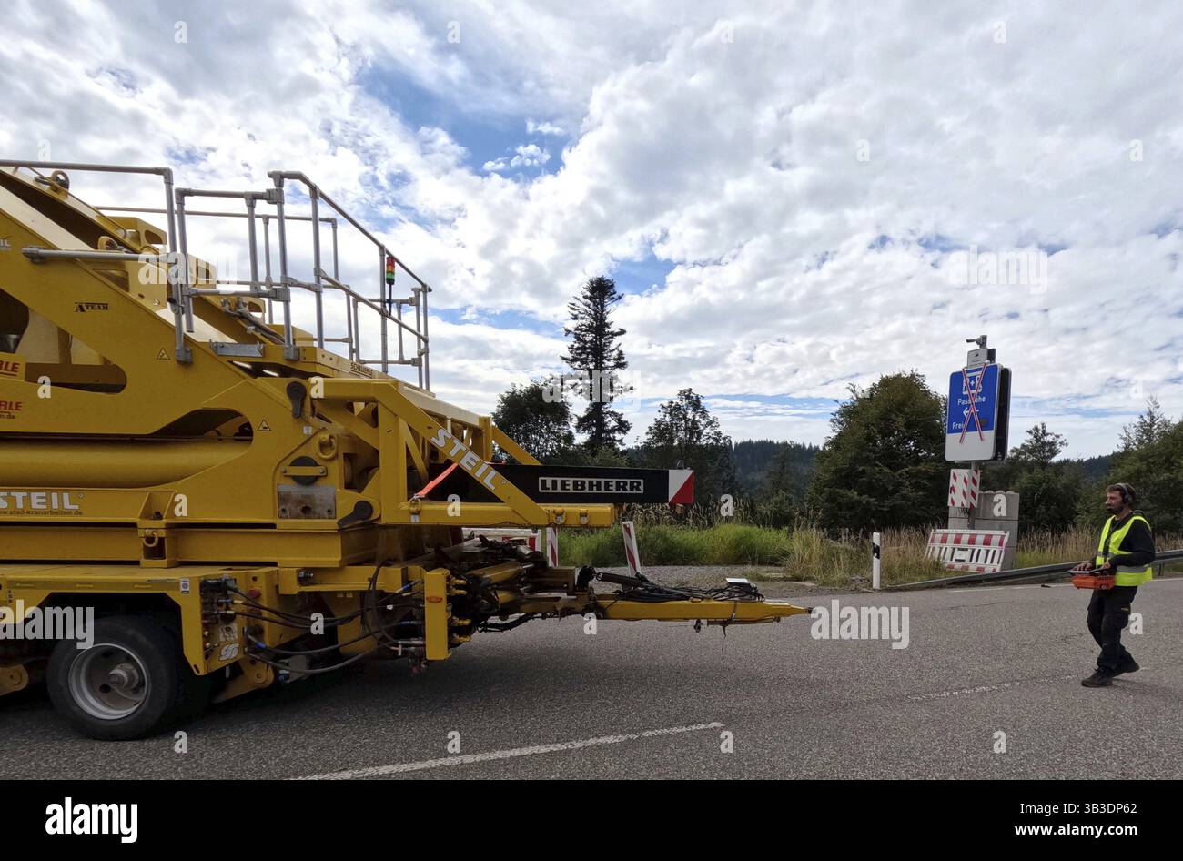 Il veicolo semovente, controllato a distanza dal corridore, gira sulla strada federale B 31 con la lama rossa dal parcheggio presso Feldberg Pas Foto Stock