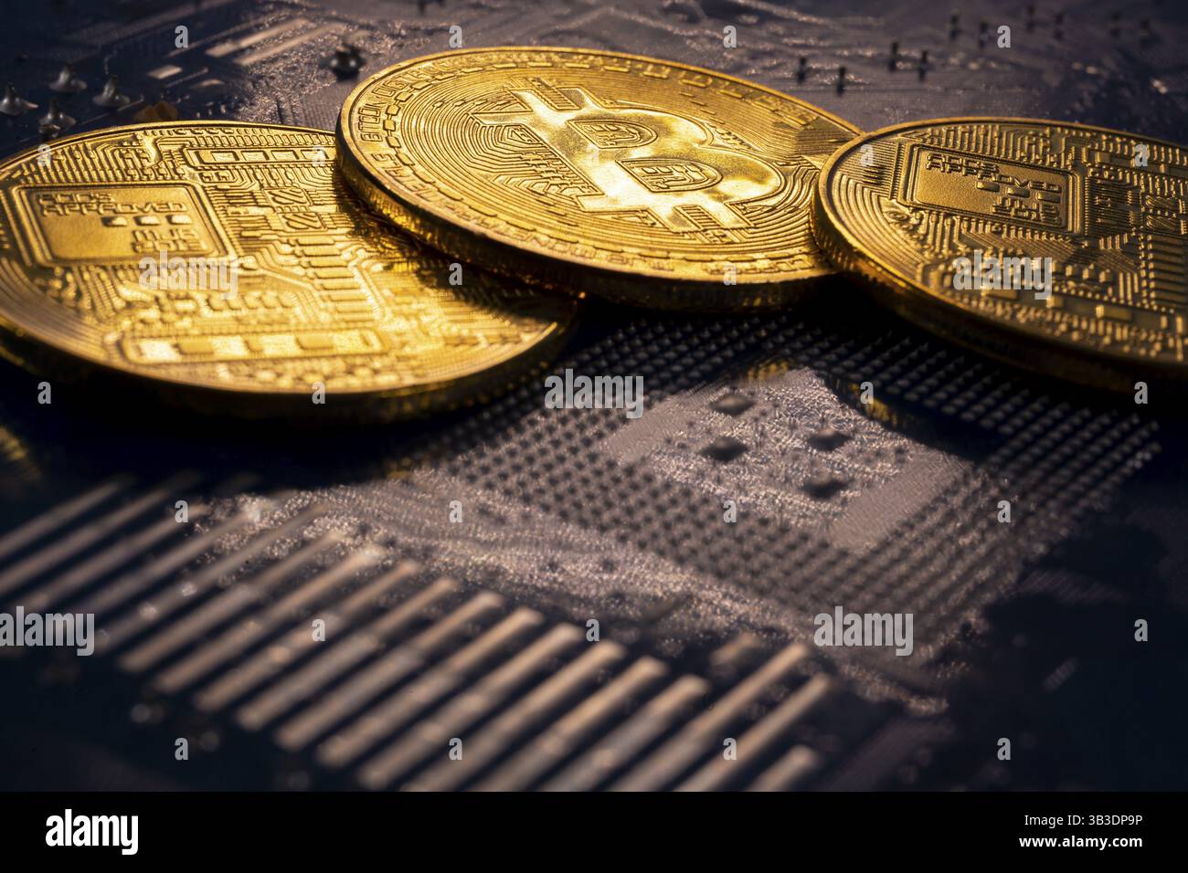 Moneta di criptovaluta virtuale Bitcoin monete d'oro su un circuito stampato per computer. Il futuro del denaro. Apparecchiature computazionali. Immagine scura Foto Stock
