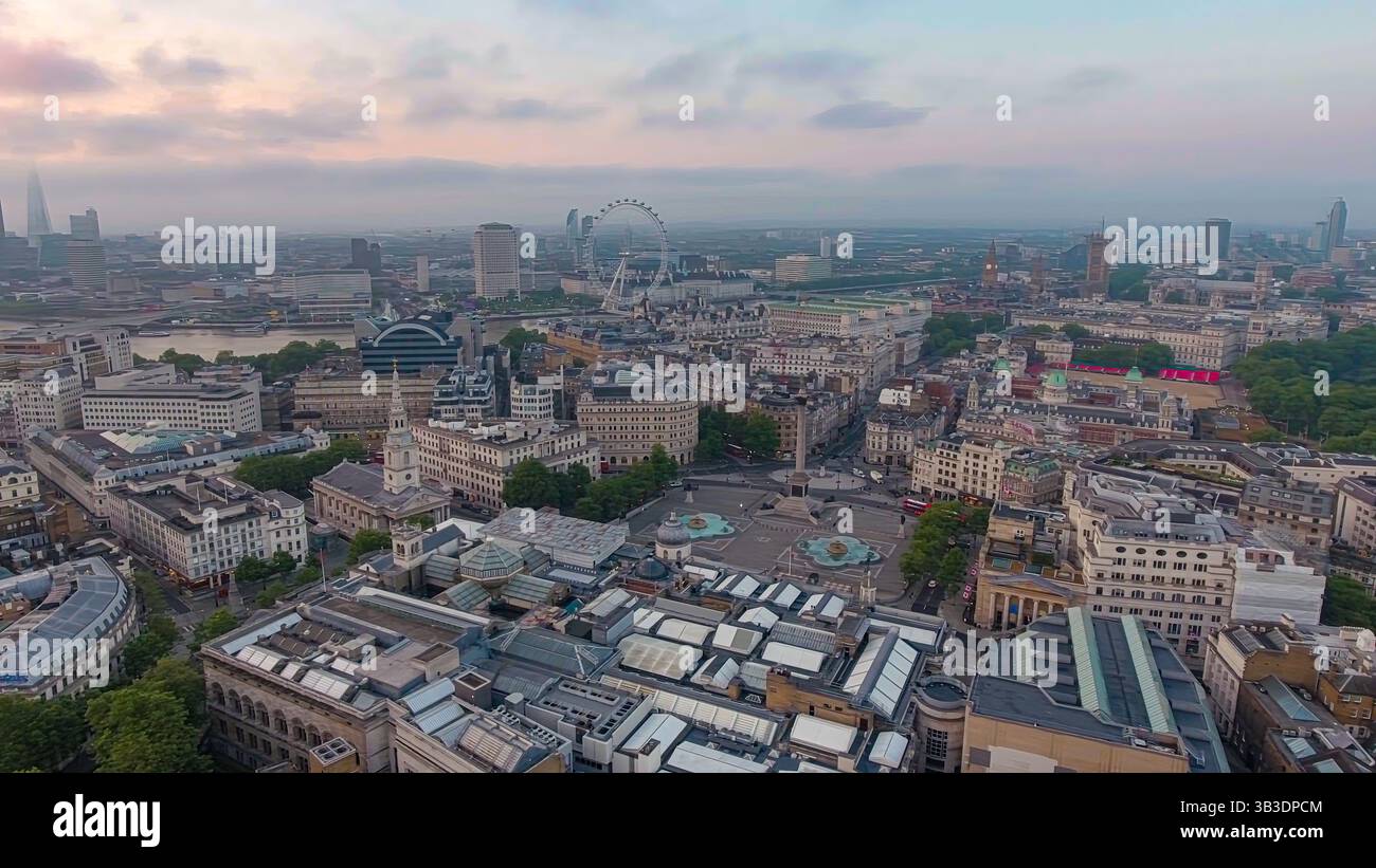 Il cuore di Londra : il crepuscolo sopra Trafalgar Square. Vista aerea mozzafiato del centro di Londra, ft London Eye e del Tamigi sotto il cielo pastello al crepuscolo Foto Stock