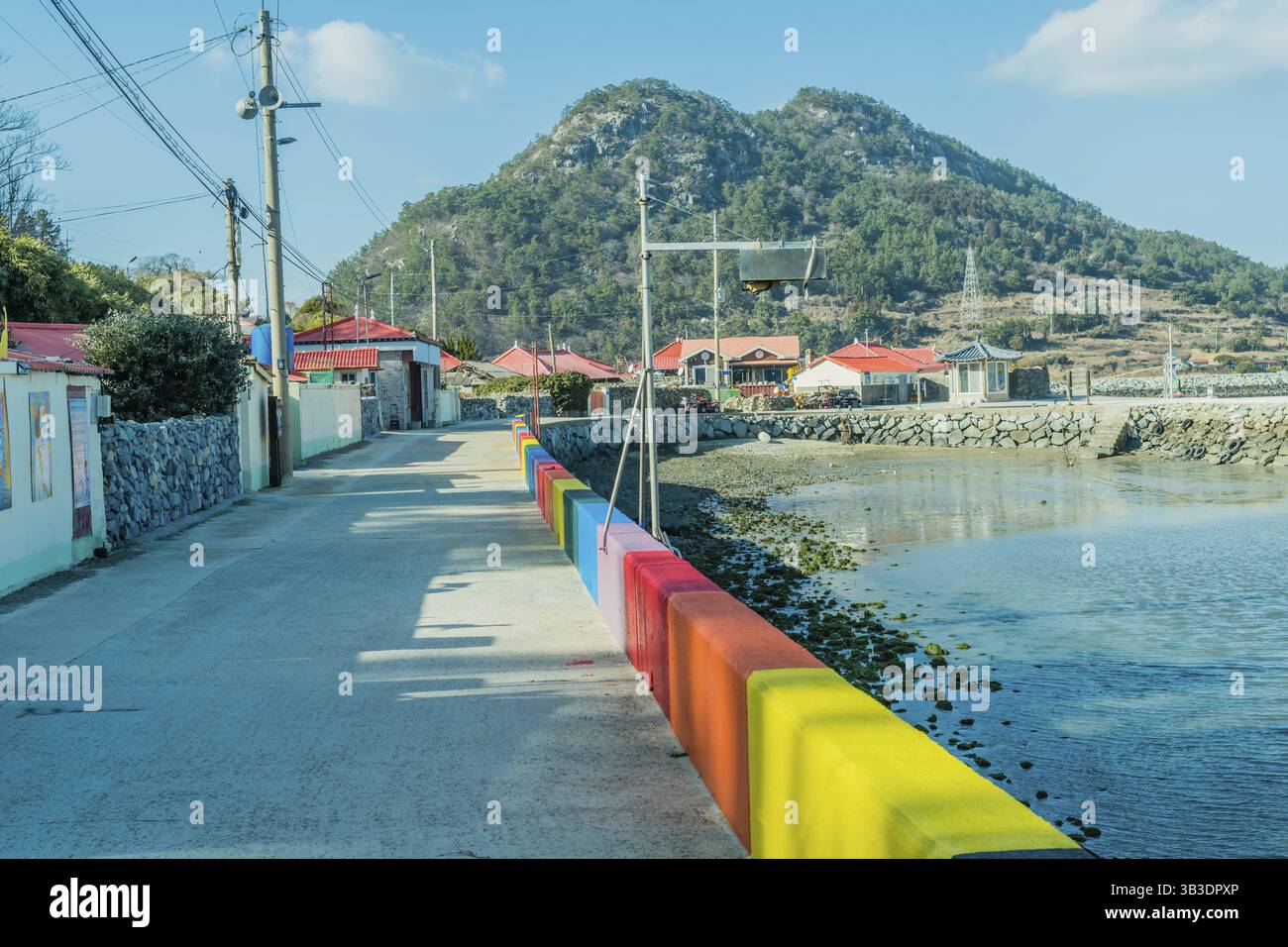 Ssukseom Island, Corea del Sud, 20 gennaio 2023: Parete colorata sul lato di una corsia di cemento nel piccolo villaggio di pescatori, in Asia Foto Stock