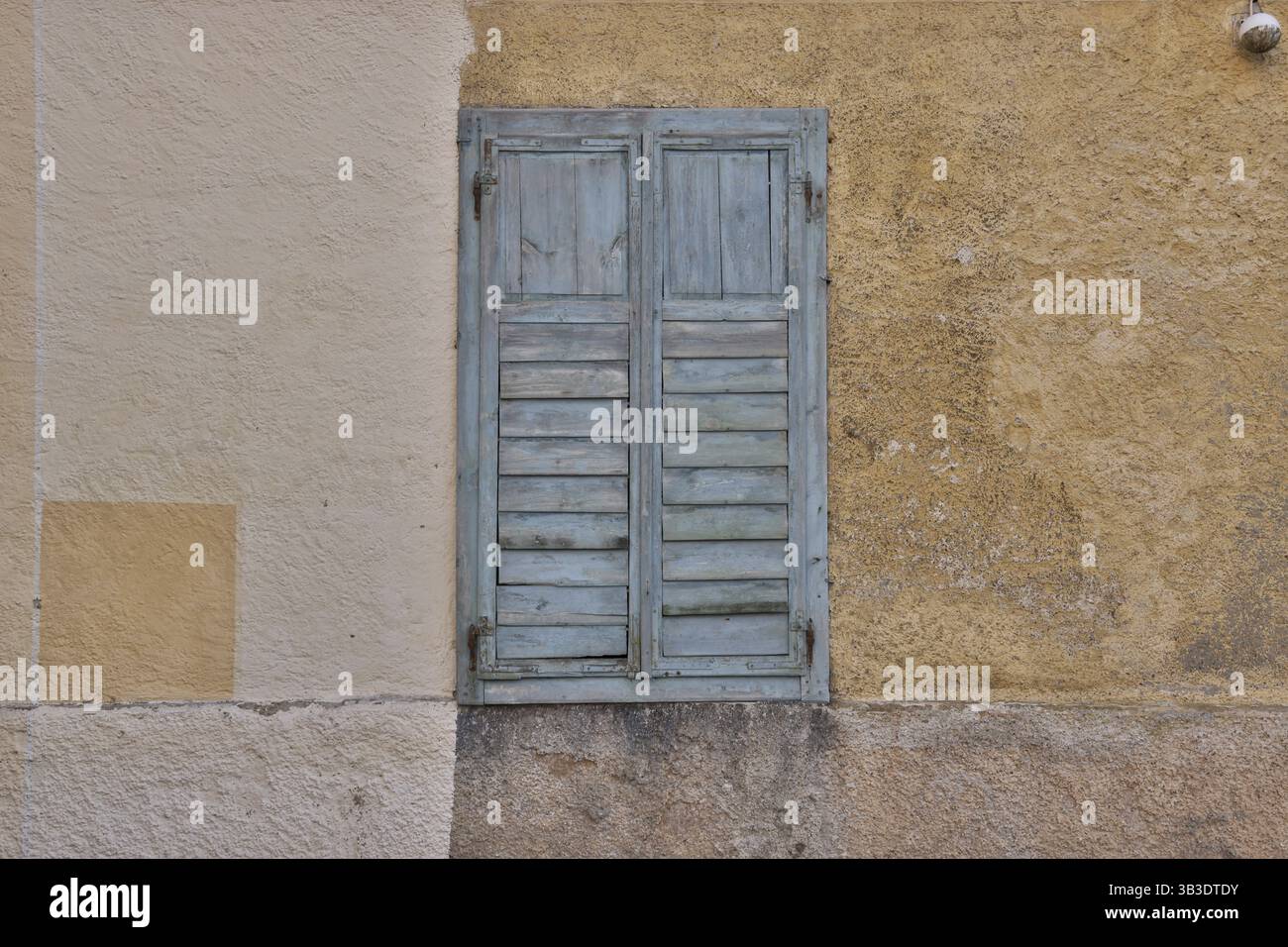 Esempio di colore accanto a una finestra con persiane chiuse, sulla facciata di un edificio storico, design della facciata, protezione dei monumenti, ristrutturazione di edifici, Foto Stock