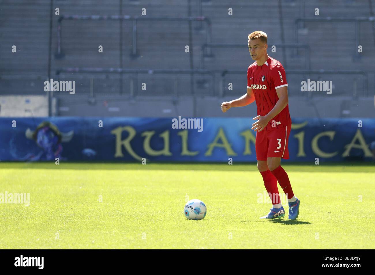 In attesa della paternità: Philipp Lienhart (SC Freiburg) alla partita di prova di calcio: SC Freiburg - FC Basilea LE NORMATIVE VIETANO QUALSIASI USO DI FOTO Foto Stock