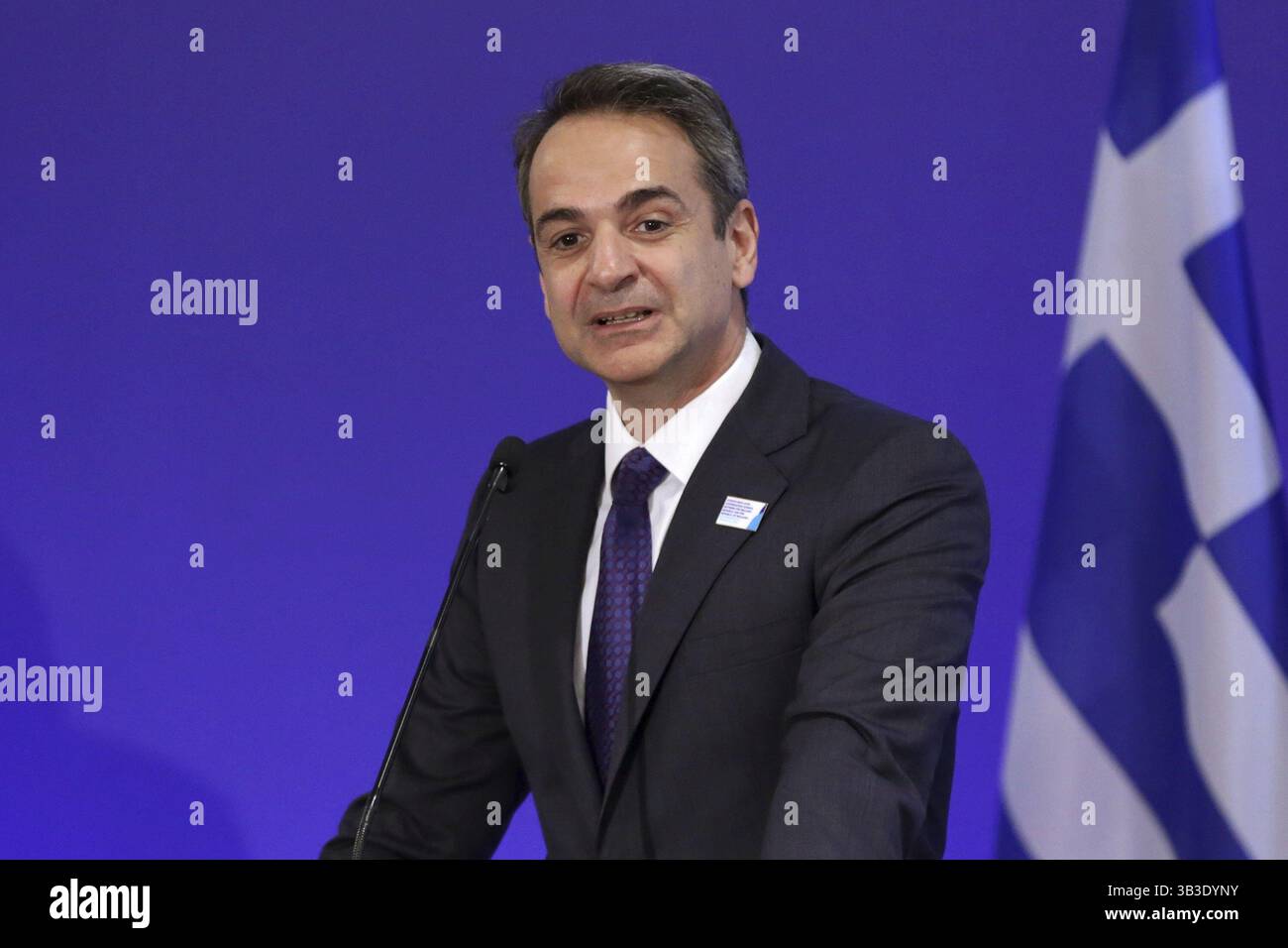 Alexandroupolis, Grecia - 26 febbraio 2020: Il primo ministro della Repubblica ellenica Grecia Kyriakos Mitsotakis parla ai media durante una truffa alla stampa Foto Stock