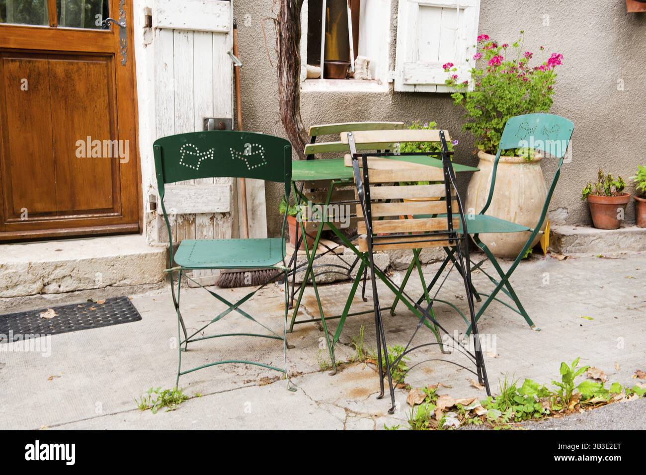 Il francese terrazza all'aperto con metallo verde mobili tradizionali Foto Stock