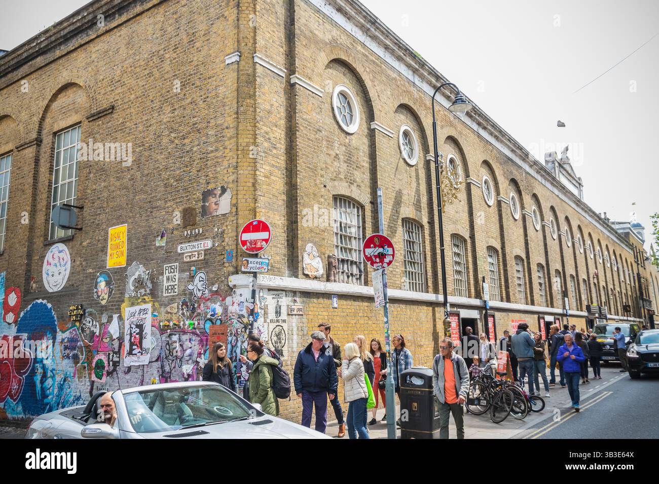Londra, Regno Unito - 18 ottobre 2024 - molti turisti fuori dalla Old Truman Brewery a Brick Lane Foto Stock