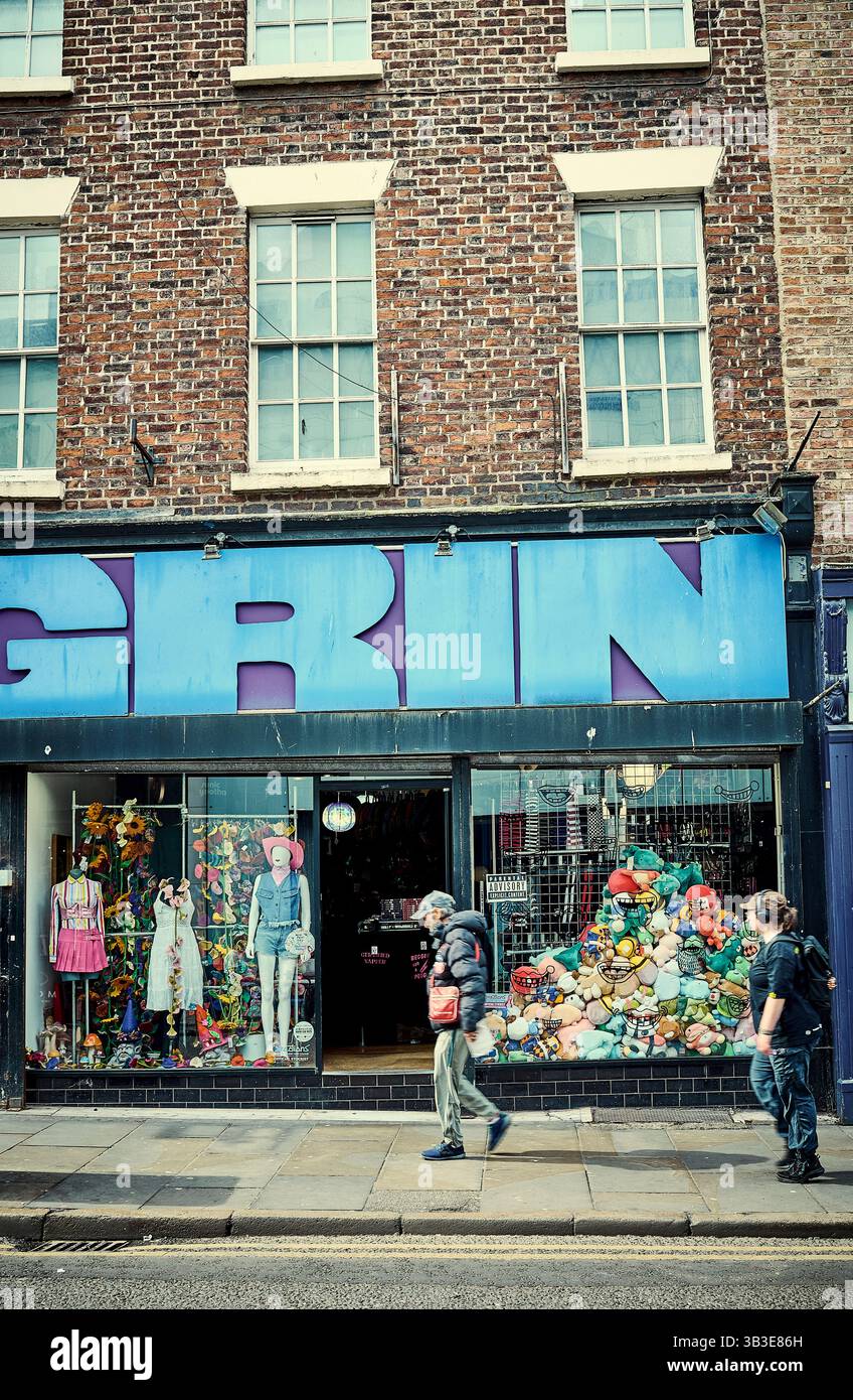 Architettura e aziende lungo Bold Street nel centro di Liverpool, Regno Unito. Negozio di moda Grin Foto Stock