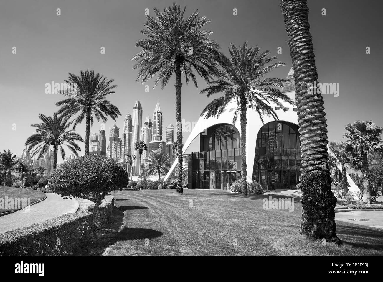 Grattacieli di Dubai Marina e spiaggia di Jumeirah, Dubai, Emirati Arabi Uniti Foto Stock