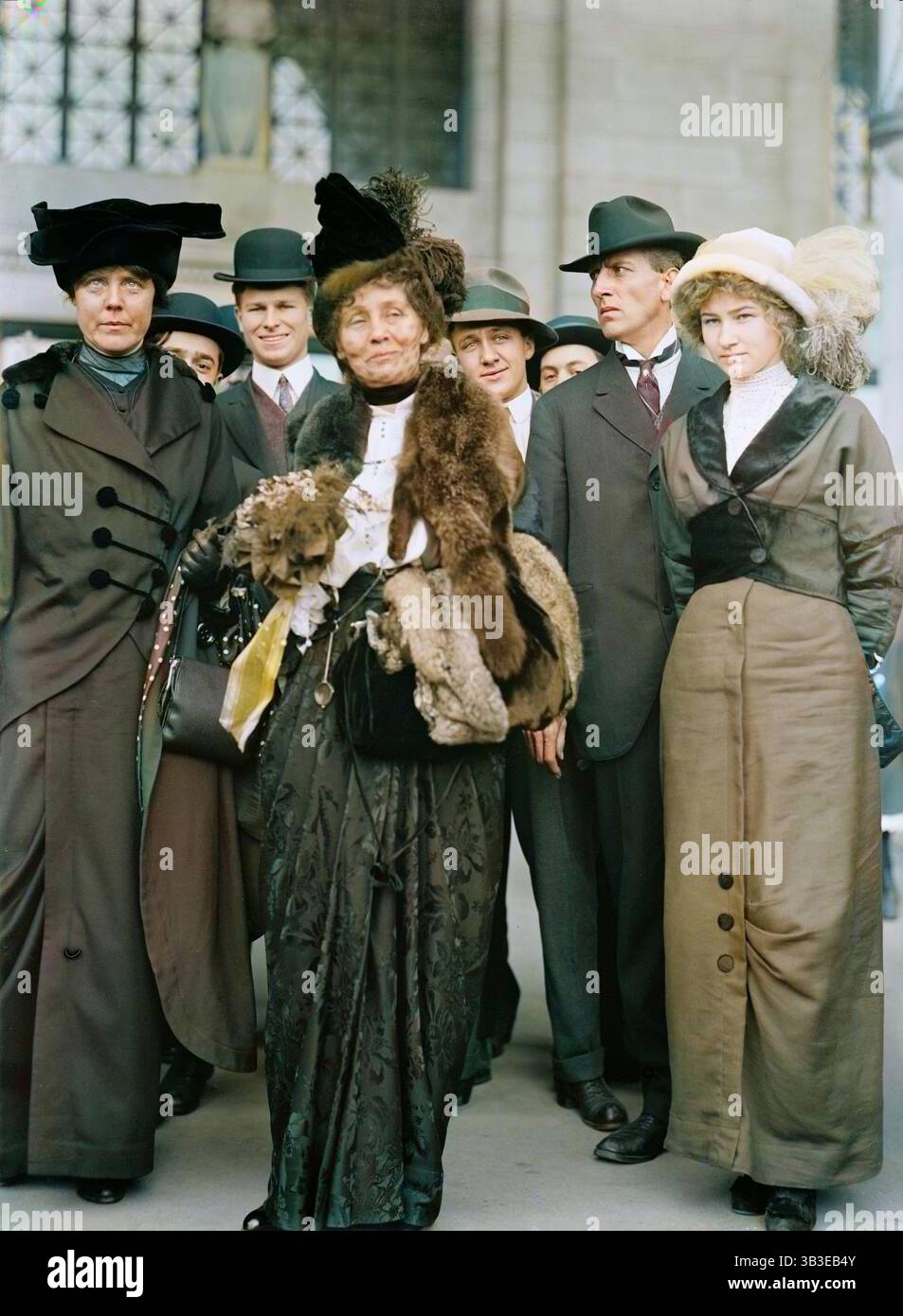 Miss Lucy Burns della C.U.W.S. - a sinistra, con la signora Emmeline Pankhurst, 1913 anni. Suffragisti americani e britannici e sostenitori dei diritti delle donne. Lucy Burns ha guidato l'Unione del Congresso per il suffragio femminile (CUWS), è stata attiva nella National American Women Suffrage Association e ha contribuito a formare il National Woman's Party. Nel 1913, la signora Pankhurst, fondatrice dell'Unione sociale e politica delle donne, aveva già scontato tre pene detentive per i suoi sforzi volti a ottenere il voto per le donne. (Stampa a colori in bianco e nero). Foto Stock