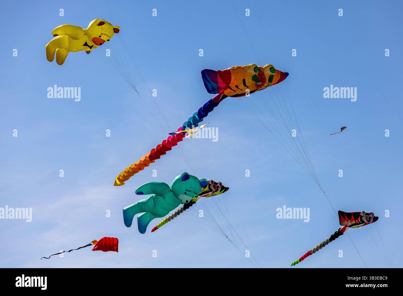 Prefestival 24-30 aprile 2025 del Festival Internazionale degli aquiloni di Margherita di Savoia (Italia, Puglia) del 27 aprile 2025 Foto Stock
