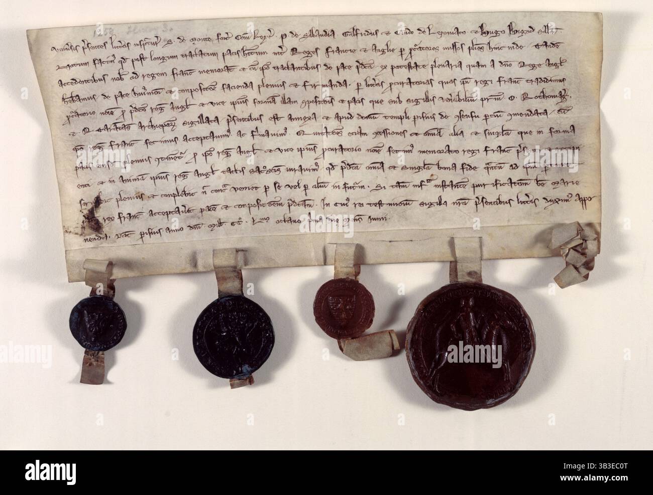 Copia delle lettere che confermano la tregua tra Enrico III d'Inghilterra e Luigi IX di Francia, 1258. La pretesa di Enrico III sulle terre francesi perdute da suo padre Giovanni e la sua posizione di duca d'Aquitania crearono continue tensioni con il re francese durante la prima parte del suo regno. Nel 1258, Simon de Montfort, conte di Leicester, e altri quattro inviati negoziarono una tregua tra Enrico III e il sovrano francese Luigi IX. Il grande sigillo sulla destra è di de Montfort La tregua permise a de Montfort e ai suoi alleati baronali di perseguire il loro piano di aumentare il loro potere a spese di quello della Foto Stock