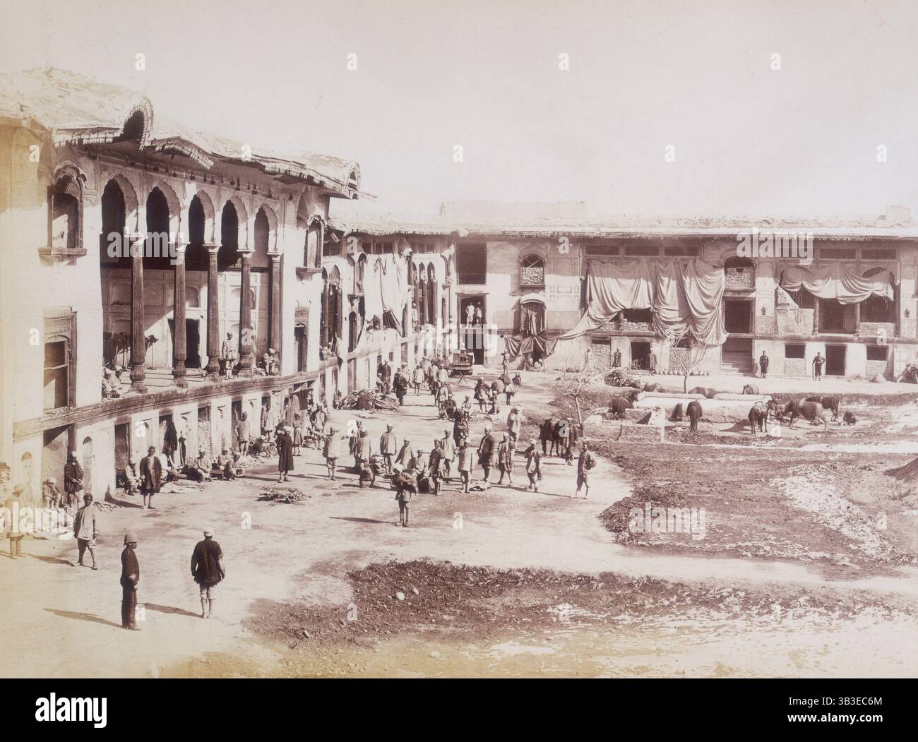 Il vecchio palazzo di Shah Shoja, Bala Hissar, Kabul, Afghanistan, c1879. Questa era la residenza del sovrano Kabul e della sua corte. Fu distrutto per ordine del generale britannico Roberts nel 1878-1879, durante la seconda guerra afghana, e fu infine ricostruito in un secondo momento. Il tenente Walter Hamilton fece la sua ultima posizione qui, come comandante di un distaccamento militare del corpo delle Guide, per il residente britannico a Kabul, Sir Louis Cavagnari. Il 3 settembre 1879 i membri della Residenza sono stati attaccati da migliaia di afghani. Hamilton e la stragrande maggioranza dei difensori furono uccisi. Il W Foto Stock