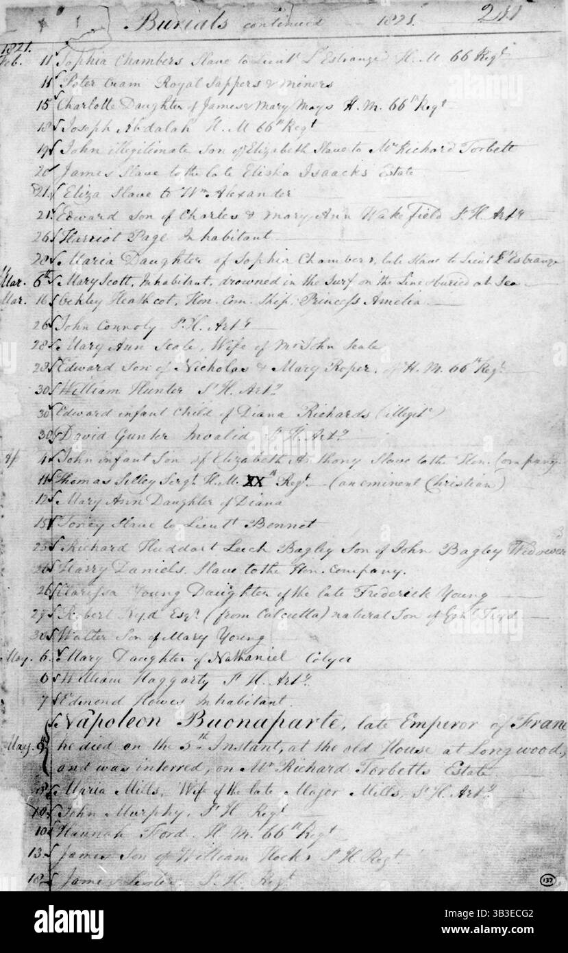 Notifica della sepoltura di Napoleone, 1821. In questo estratto dal registro parrocchiale di Sant'Elena verso i piedi della pagina, che elenca le sepolture, la voce del 9 maggio riporta: "Napoleone Bonaparte, defunto imperatore di Francia; morì il 5 istante, nella vecchia casa di Longwood, e fu sepolto nella tenuta di Richard Torbett”. Napoleone viveva in esilio a Sant'Elena dopo la sua sconfitta a Waterloo nel 1815. In cima alla pagina c'è una voce per "Sophia Chambers Slave to Lieut". L'Estrange [Hill?] 66 Regt'. Sono anche elencati i decessi di altri quattro schiavi, così come 'neonati', 'inva Foto Stock