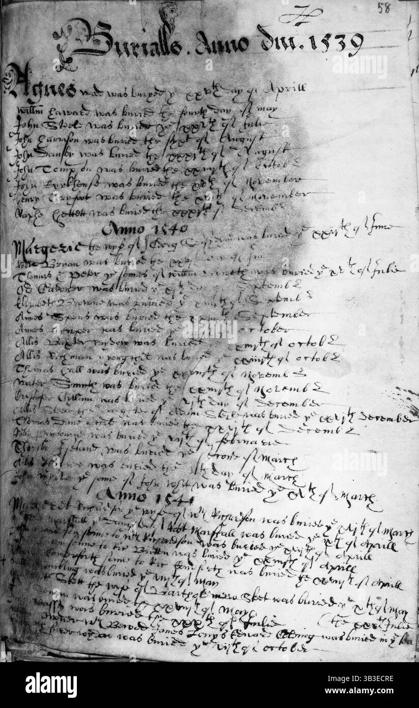 Registro parrocchiale, fine XVI secolo. Le prime voci per le sepolture nel 1539, 1540 e 1541 dal registro della chiesa di San Pietro a Dunwich, la città del Suffolk che è stata inghiottita dal mare. Il registro fu salvato dalla chiesa poco prima che cadesse finalmente in mare nel 1697; le sue pagine sono state macchiate d'acqua. Nel 1538, Thomas Cromwell ordinò che le chiese inserissero in un libro i dettagli di ogni battesimo, matrimonio e sepoltura, avviando così registri parrocchiali - una delle più importanti serie di registri locali. Quasi nessun registro originale di questo periodo sopravvive; la maggior parte dei primi pa Foto Stock