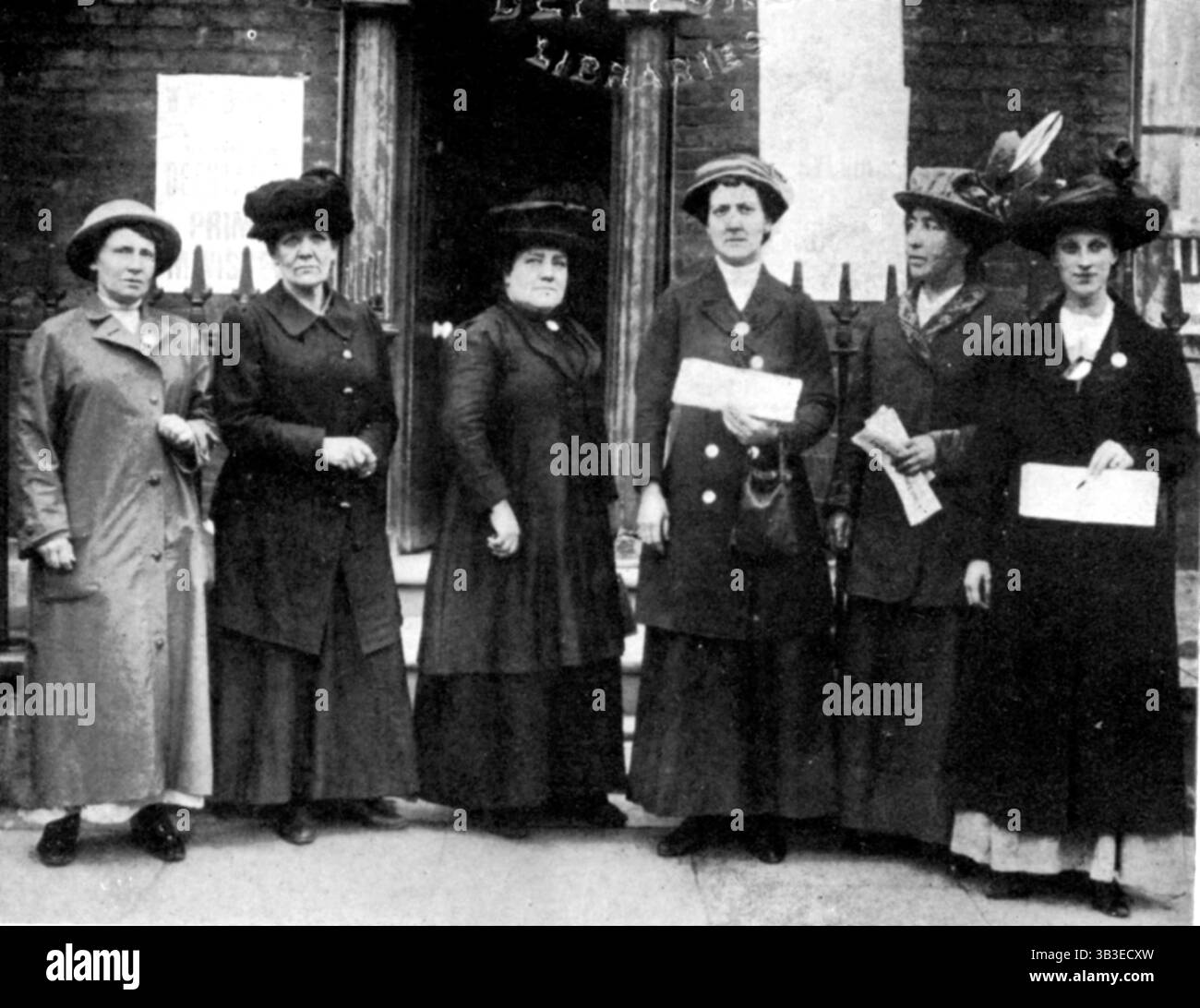 East London Deputation ricevuto dal primo ministro HH Asquith, 20 giugno 1914. Da sinistra a destra: Elsie Watkins, Jessie Payne, Mrs Savoy, Mrs Bird, Julia Scurr, signora Parsons. Sei madri lavoratrici - parte della East London Federation of Suffragettes (ELFS) - hanno incontrato il primo ministro britannico Herbert Asquith. L'ELFS ha sostenuto radicalmente il voto per tutti gli uomini e le donne, indipendentemente dalla classe. Julia Scurr, come portavoce, ha detto: "Vogliamo dirvi che, a nostro avviso, una donna che si occupa della sua casa è un salario come se fosse uscita in una fabbrica, e questo perché le donne portano i bambini nella Foto Stock East London Deputation ricevuto dal primo ministro HH Asquith, 20 giugno 1914. Da sinistra a destra: Elsie Watkins, Jessie Payne, Mrs Savoy, Mrs Bird, Julia Scurr, signora Parsons. Sei madri lavoratrici - parte della East London Federation of Suffragettes (ELFS) - hanno incontrato il primo ministro britannico Herbert Asquith. L'ELFS ha sostenuto radicalmente il voto per tutti gli uomini e le donne, indipendentemente dalla classe. Julia Scurr, come portavoce, ha detto: "Vogliamo dirvi che, a nostro avviso, una donna che si occupa della sua casa è un salario come se fosse uscita in una fabbrica, e questo perché le donne portano i bambini nella Foto Stock