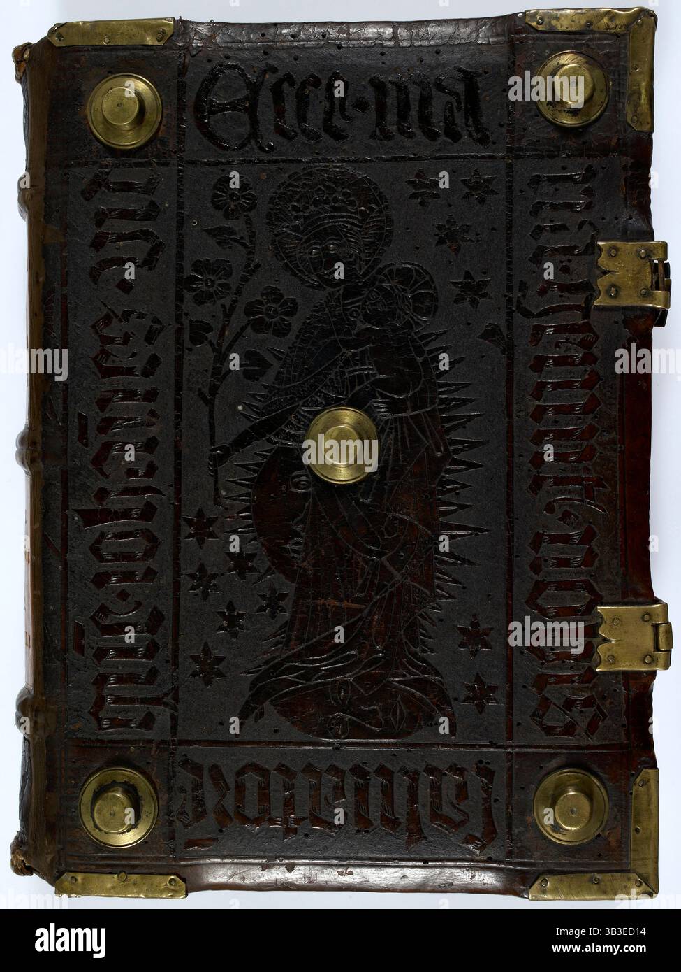 Copertina anteriore di "Historia scolastica", di Petrus Comestor, c1451. Rivestimento in pelle goffrata, con borchie in ottone e pezzi angolari. Al centro c'è la Vergine, incoronata, con Cristo tra le braccia. Il Sole, la Luna e le stelle sono rappresentate nel backround. (Germania (Amerbach), 1451 circa. Foto Stock