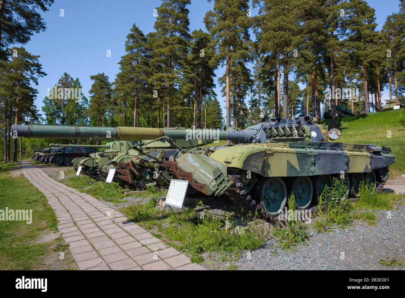 PAROLA, FINLANDIA - 10 GIUGNO 2017: Carro armato sovietico del T-72M1 esposto al Museo dei veicoli corazzati in una soleggiata giornata estiva Foto Stock