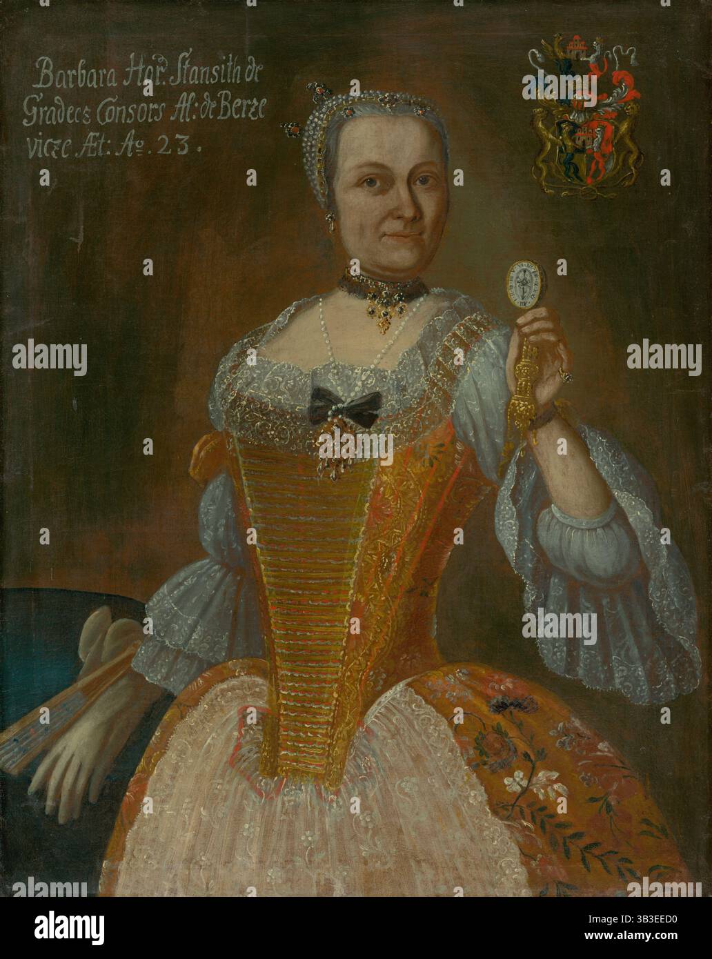 Ritratto di Barbora Horváthová-Stancicová con un orologio, 23 anni, c1759. (Nome alternativo: Barbora Berzeviczy, nee Horvath-Stansith). Donna benestante che indossa un abito ricamato con maniche in pizzo, una collana di perle con pendente oro e decorazioni per capelli coordinati Foto Stock