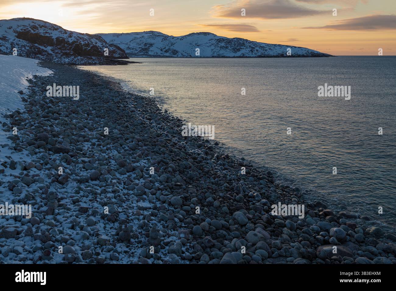 Vista della Dragon Egg Beach (spiaggia di Round Stones) in una serata di marzo. La periferia del villaggio di Teriberka. Regione di Murmansk, Russia Foto Stock