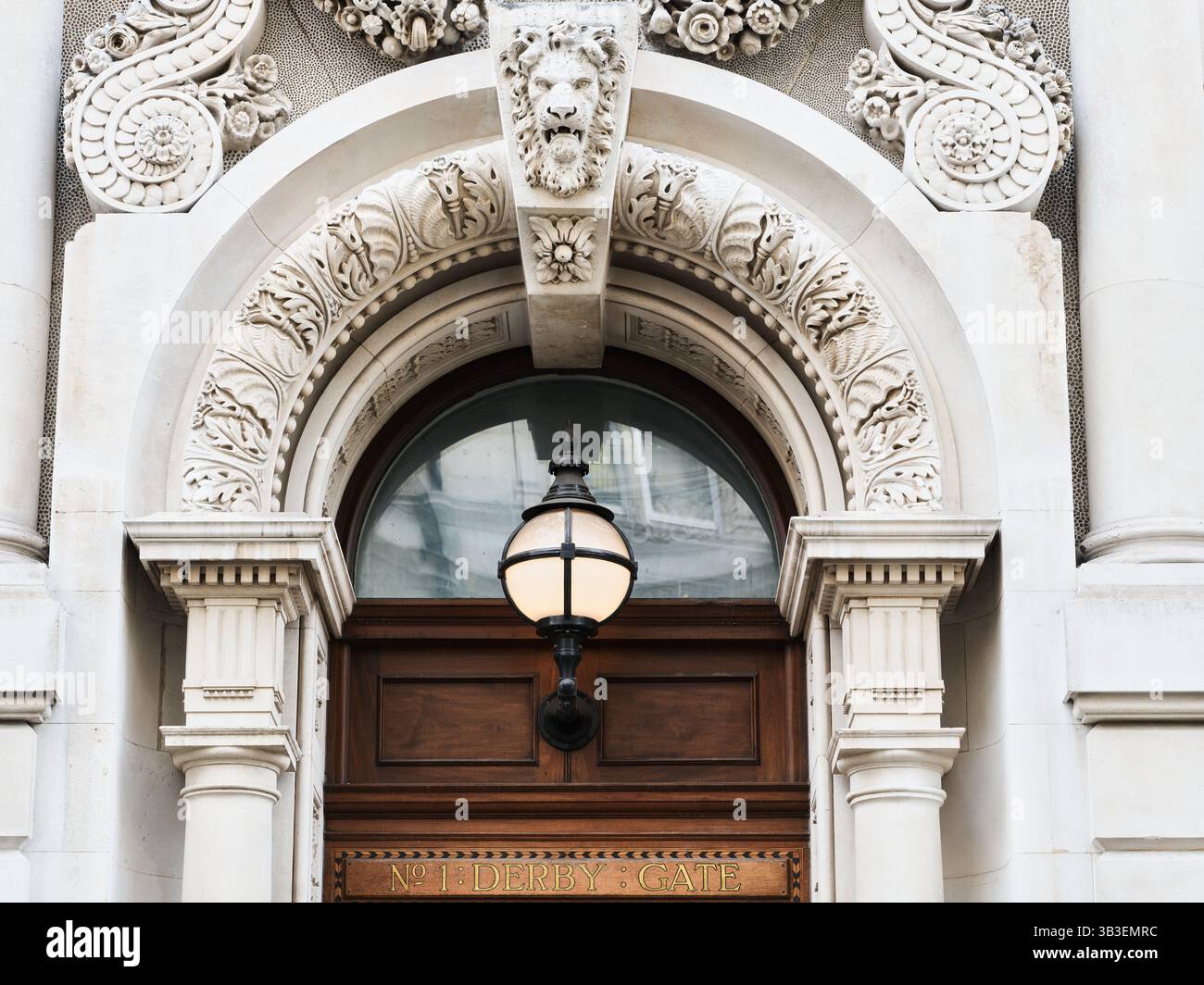 Pietra decorativa sopra la porta del Number1 Derby Gate, Westminster, Londra, Inghilterra. Foto Stock