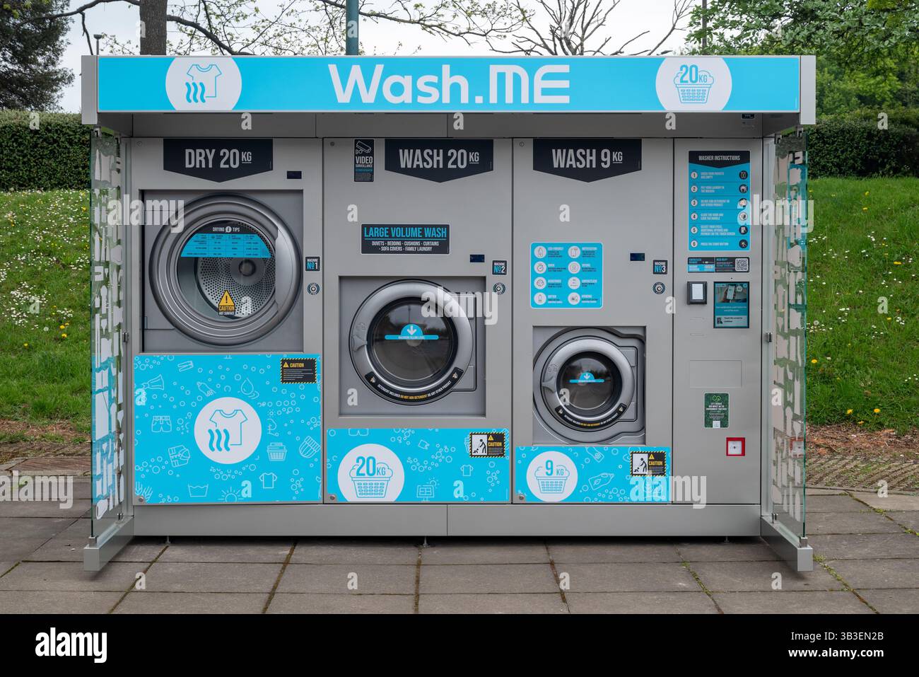 Lavatrice e asciugatrice pubbliche in un parcheggio per supermercato per lavanderia aperta tutto il giorno. Portsmouth, Inghilterra, aprile 2025. Foto Stock