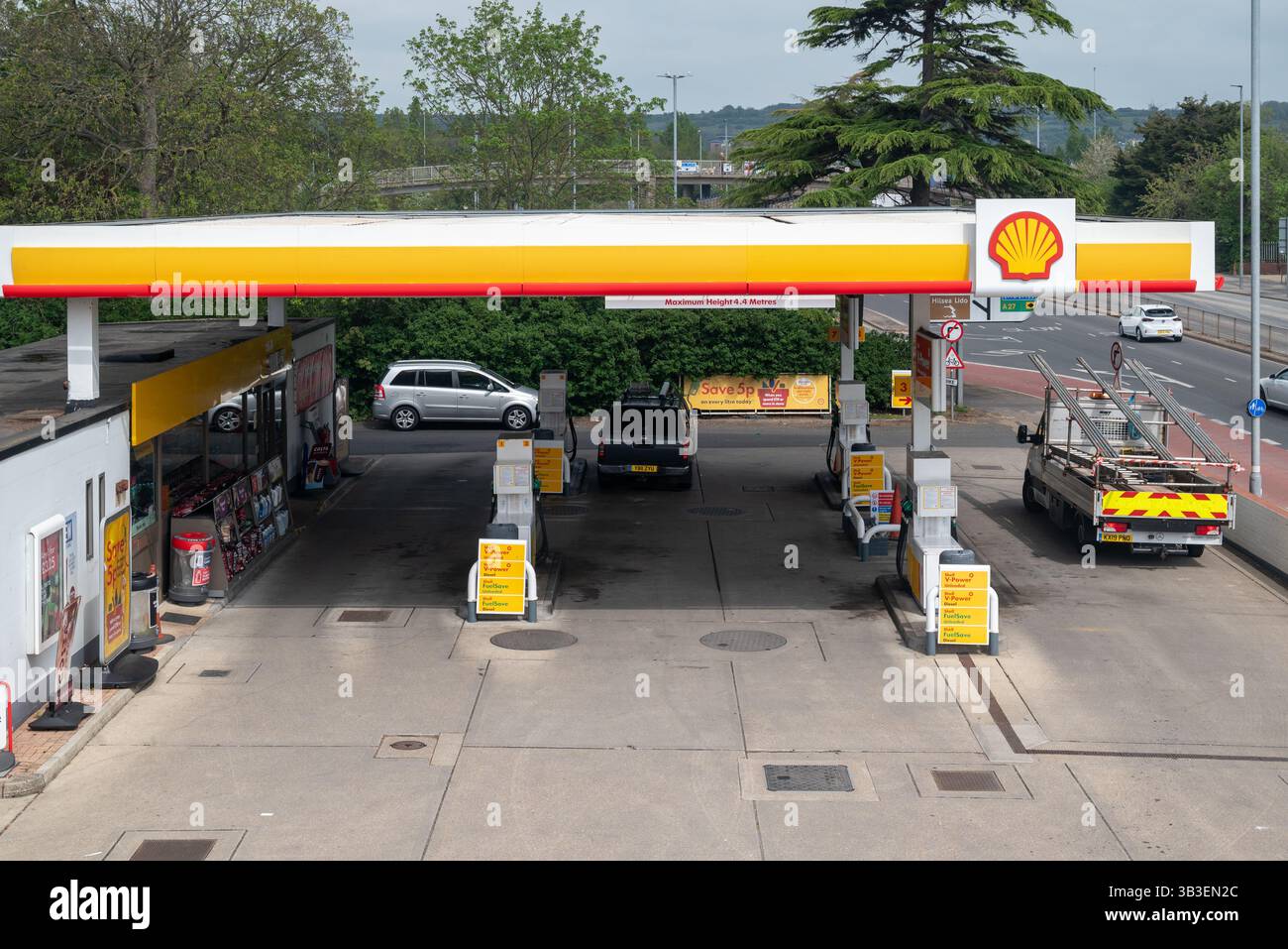 Piazzale e pompe di una stazione di servizio Shell in Inghilterra. Aprile 2025. Foto Stock