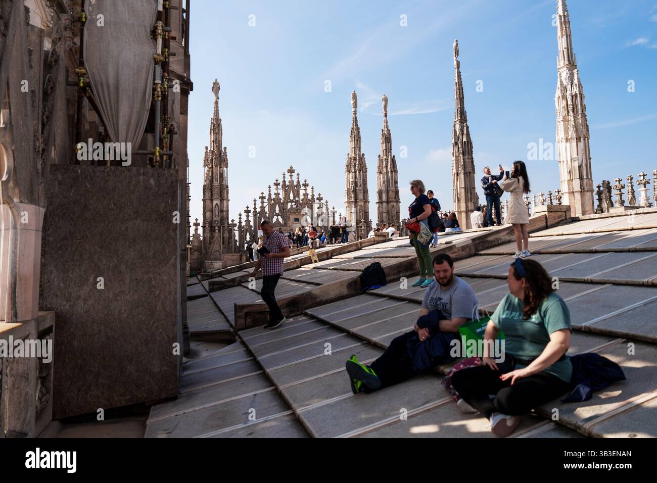 Milano, Italia - 19.03.2024: Esplorando il tetto del Duomo di Milano nella giornata di sole Foto Stock