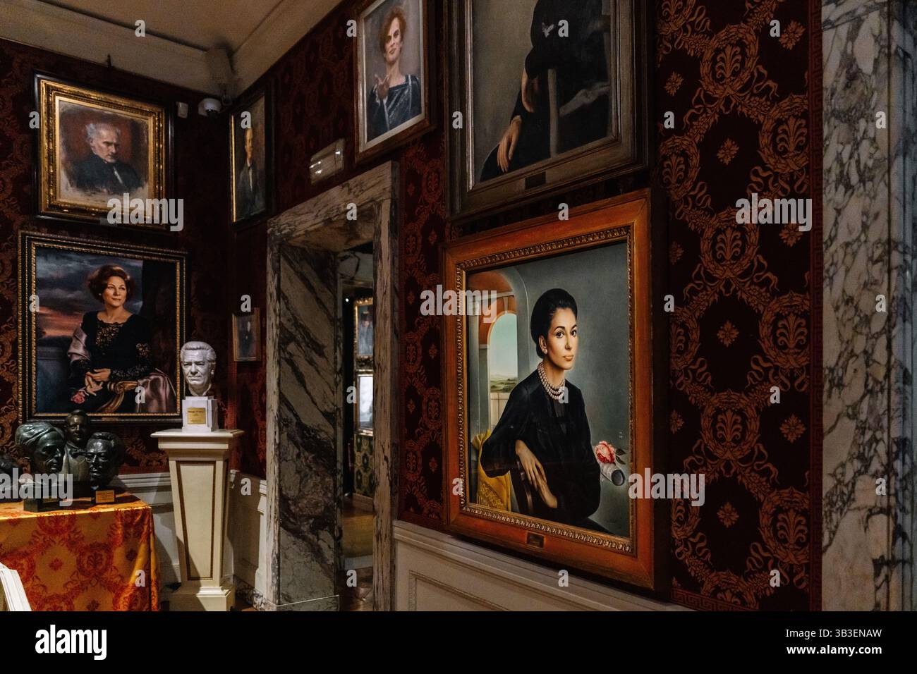 Milano, Italia - 24.04.2024: Interno del Museo del Teatro alla Scala o del Museo Teatrale alla Scala. Interni della galleria d'arte con ritratti classici e. Foto Stock