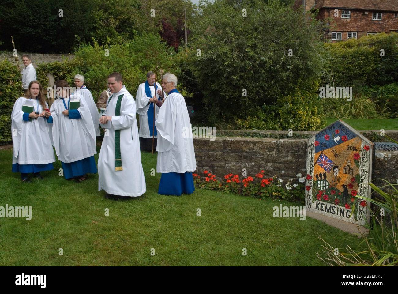 Bene vestire Kent. La chiesa di Santa Maria a Kemsing è stata il luogo di nascita nell'AD961 di Sant'Edith di Wilton, figlia illegittima del re sassone Edgar I. il pellegrinaggio al pozzo al centro del villaggio, che viene vestito ogni anno con un unico pozzo servizio. Il pozzo è dedicato alla sua presenza sante; l'acqua del pozzo ha proprietà curative. Kemsing, Kent, Inghilterra 13 settembre 2014. 2010 UK HOMER SYKES Foto Stock