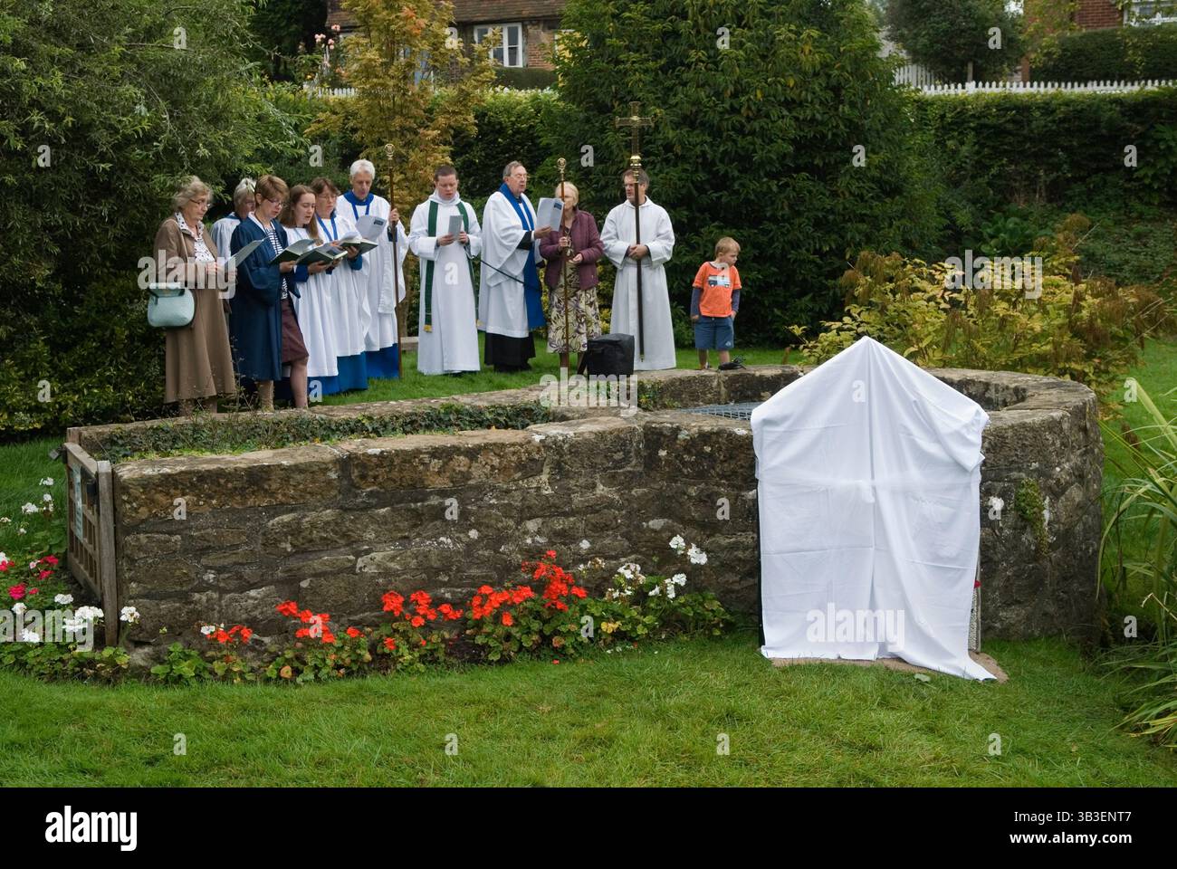 Bene vestire Kent. La chiesa di Santa Maria a Kemsing fu il luogo di nascita nell'AD961 di Sant'Edith di Wilton, figlia illegittima del re sassone Edgar I. il pellegrinaggio al pozzo al centro del villaggio, che viene vestito ogni anno con un'unica placca di vestitura del pozzo, il disegno svelato durante un breve servizio. Il pozzo è dedicato alla sua presenza sante; l'acqua del pozzo ha proprietà curative. Kemsing, Kent, Inghilterra 13 settembre 2014. 2010 UK HOMER SYKES Foto Stock
