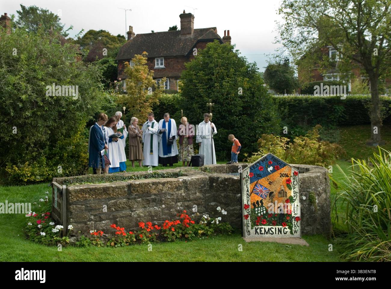 Bene vestire Kent. La chiesa di Santa Maria a Kemsing è stata il luogo di nascita nell'AD961 di Sant'Edith di Wilton, figlia illegittima del re sassone Edgar I. il pellegrinaggio al pozzo al centro del villaggio, che viene vestito ogni anno con un unico pozzo servizio. Il pozzo è dedicato alla sua presenza sante; l'acqua del pozzo ha proprietà curative. Kemsing, Kent, Inghilterra 13 settembre 2014. 2010 UK HOMER SYKES Foto Stock