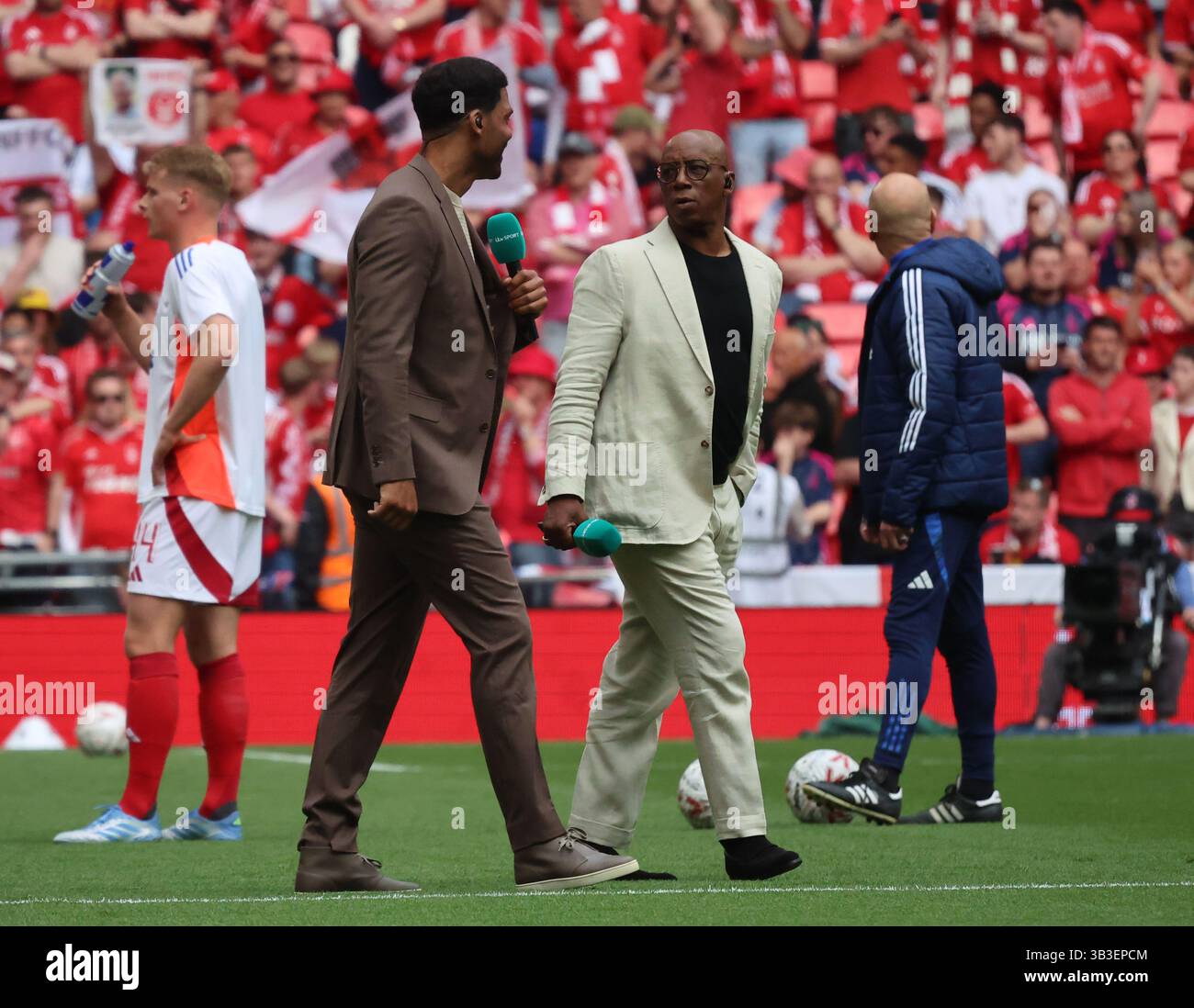 Joleon Lescott TV Pundit ed Ex Manchester City Player e Ian Wright TV Pundit ed Ex Arsenal player durante il riscaldamento pre-partita durante la semifinale di fa Cup tra Nottingham Forest e Manchester City allo stadio di Wembley, Londra, il 27 aprile 2025 Foto Stock