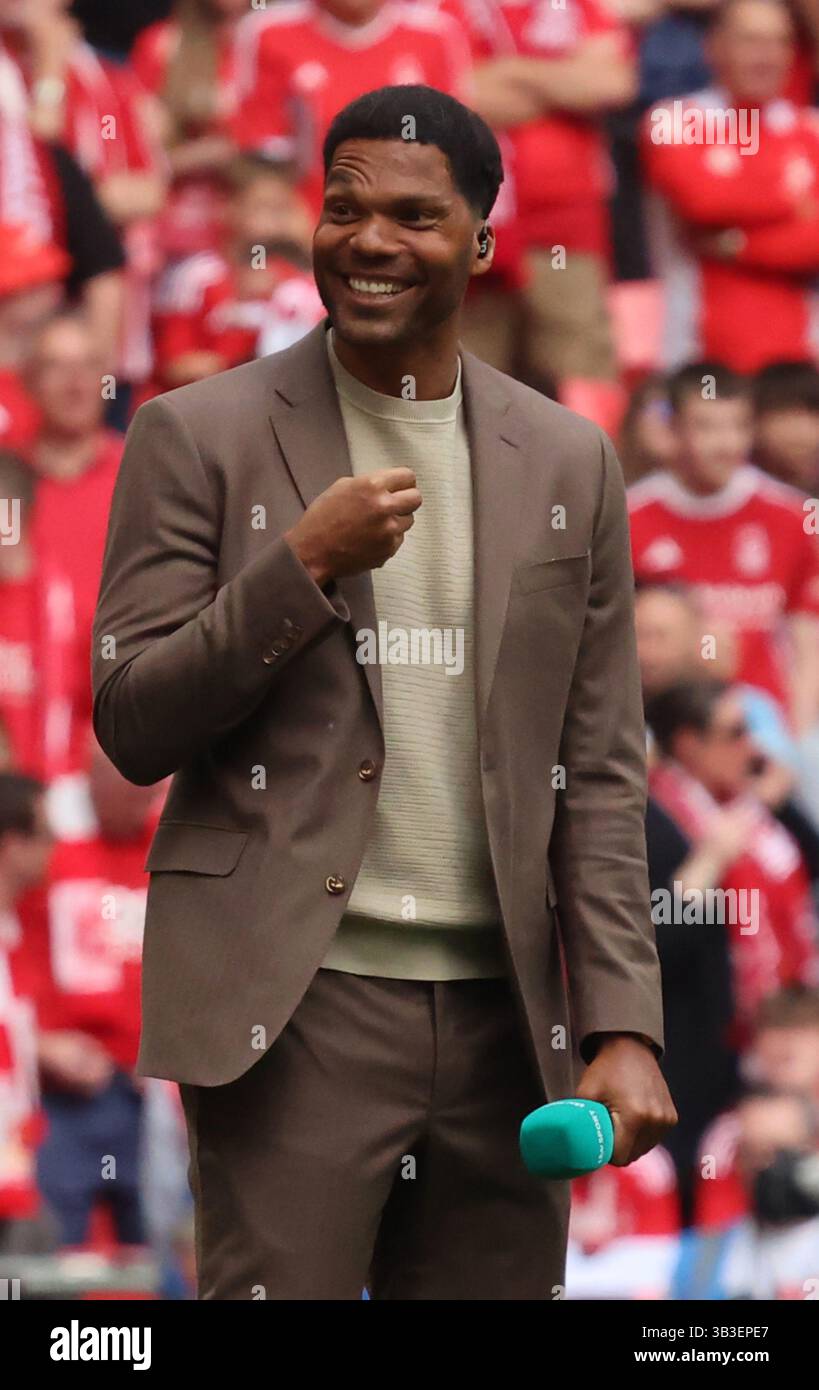 Joleon Lescott TV Punditt ed Ex Manchester City Player durante il riscaldamento pre-partita durante la partita di semifinale di fa Cup tra il Nottingham Forest e il Manchester City allo stadio di Wembley, Londra, il 27 aprile 2025 Foto Stock