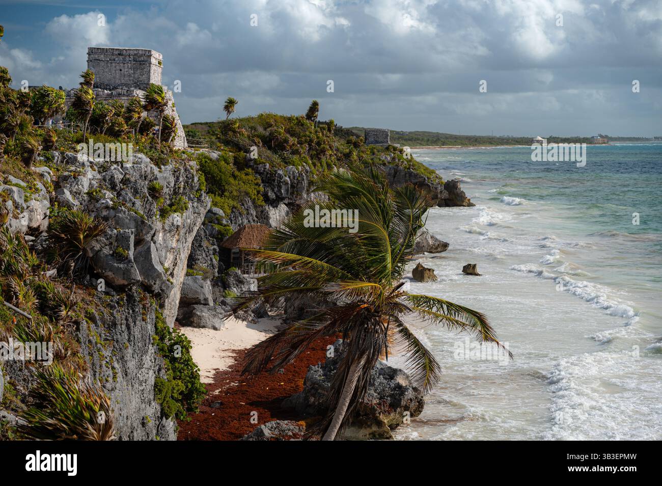 Rovine Maya di Tulum in una giornata ventosa con onde che si infrangono contro le rocce Foto Stock