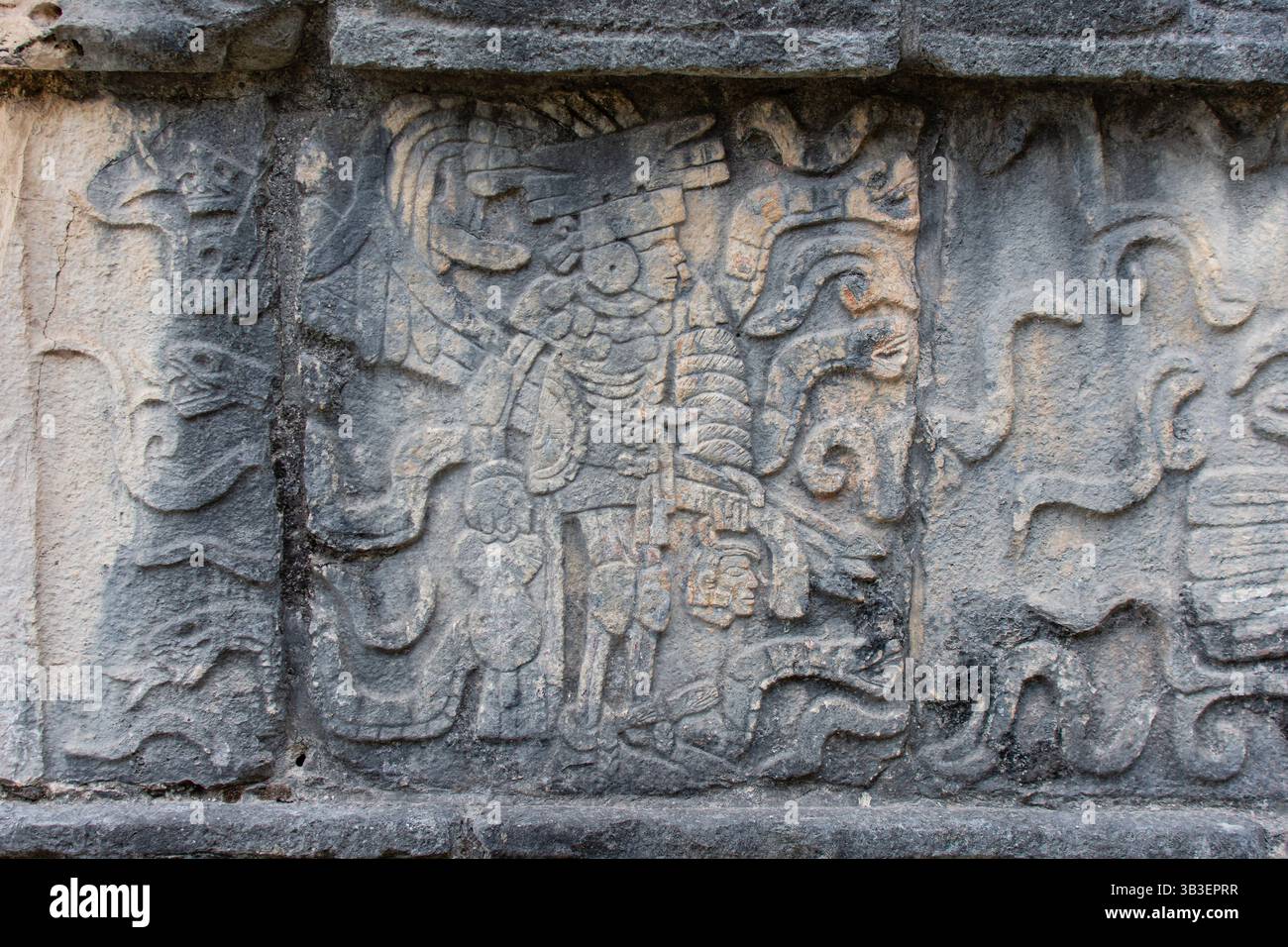 Bassorilievo di un guerriero Maya con testa e serpenti a Chichen Itza, Messico Foto Stock