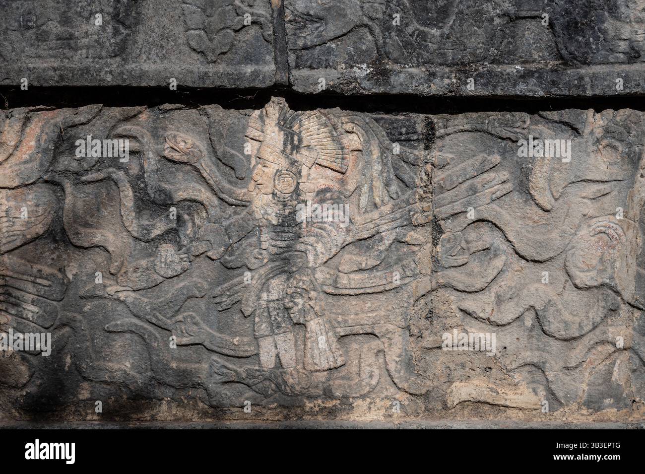 Rilievo raffigurante un guerriero Maya messicano con testa e serpenti, Chichen Itza, Messico Foto Stock