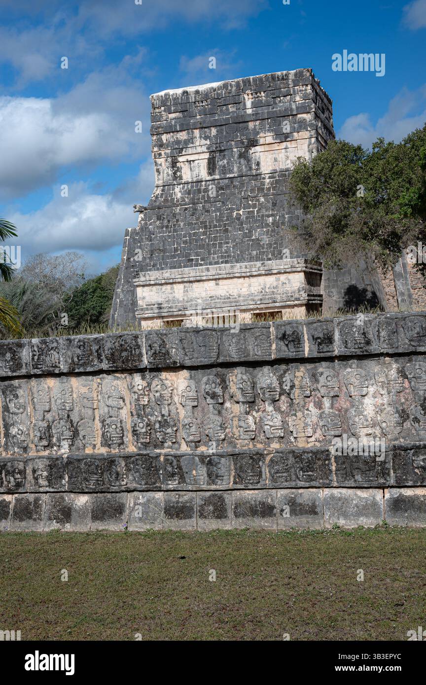 Piattaforma di teschi a Chichen Itza, Messico Foto Stock