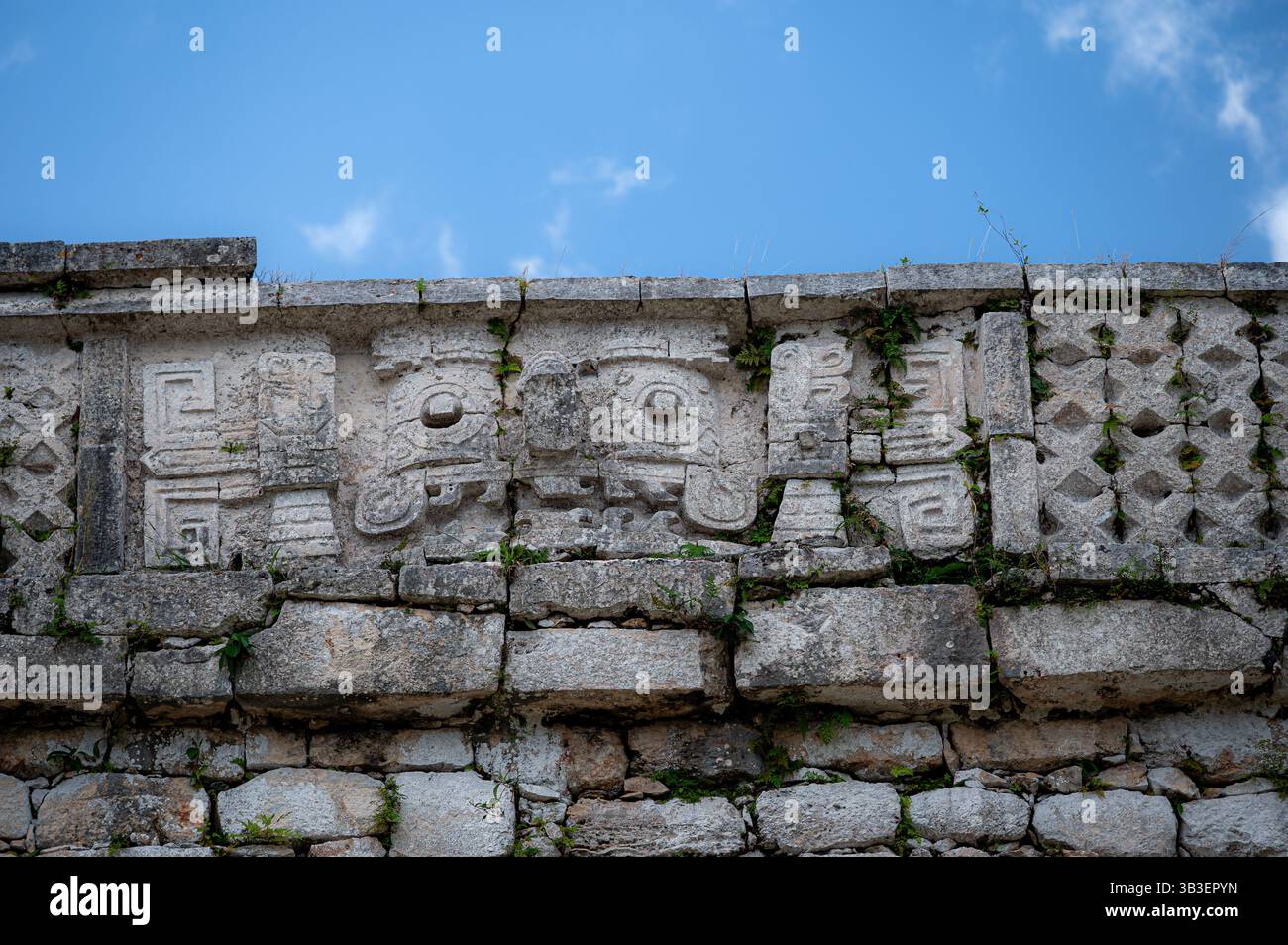 Primo piano di una maschera sulle strutture di Las Monjas a Chichen Itza, Messico Foto Stock