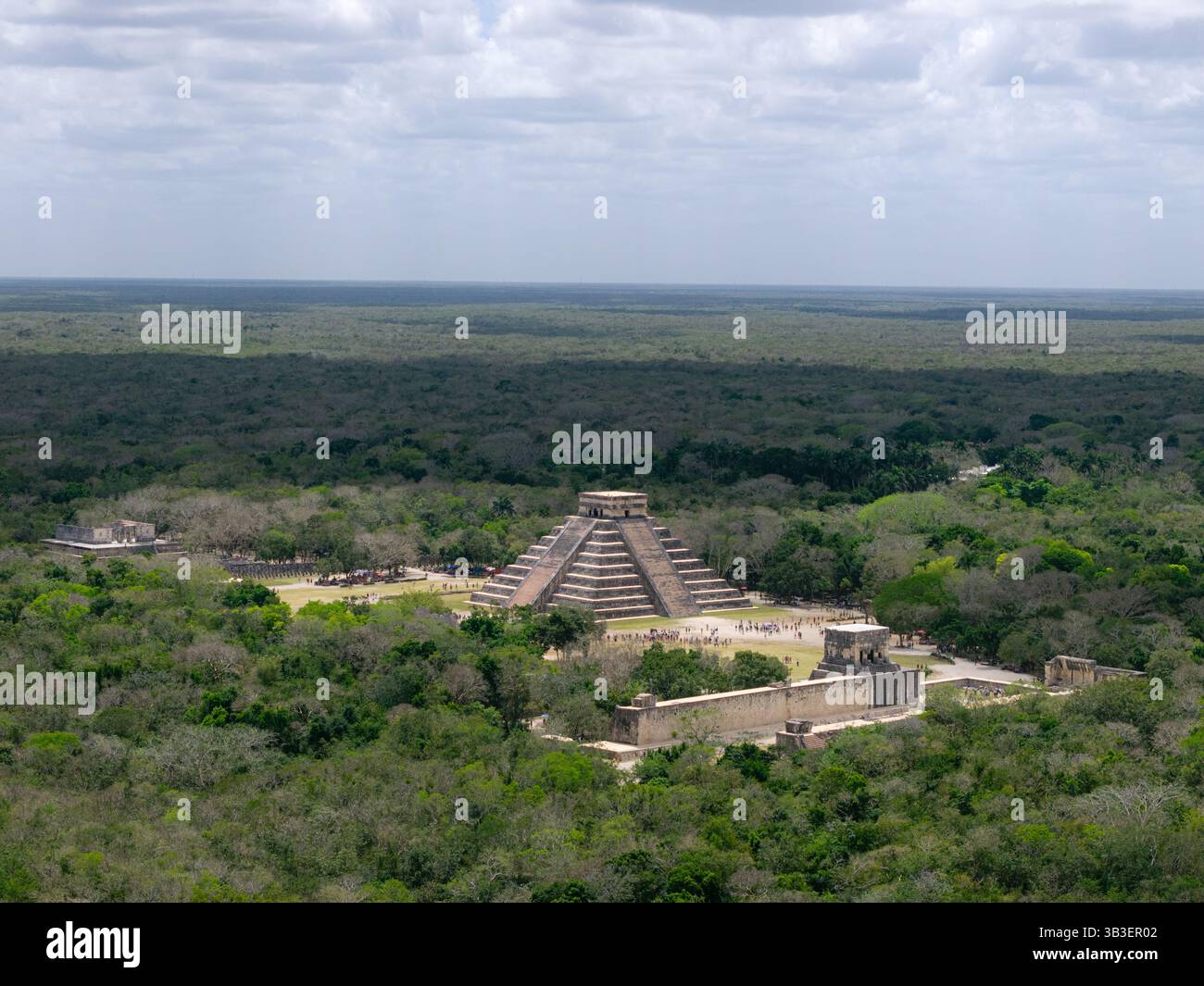 Ripresa aerea di Chichén Itzá e del tempio di Kukulcán (El Castillo) Foto Stock