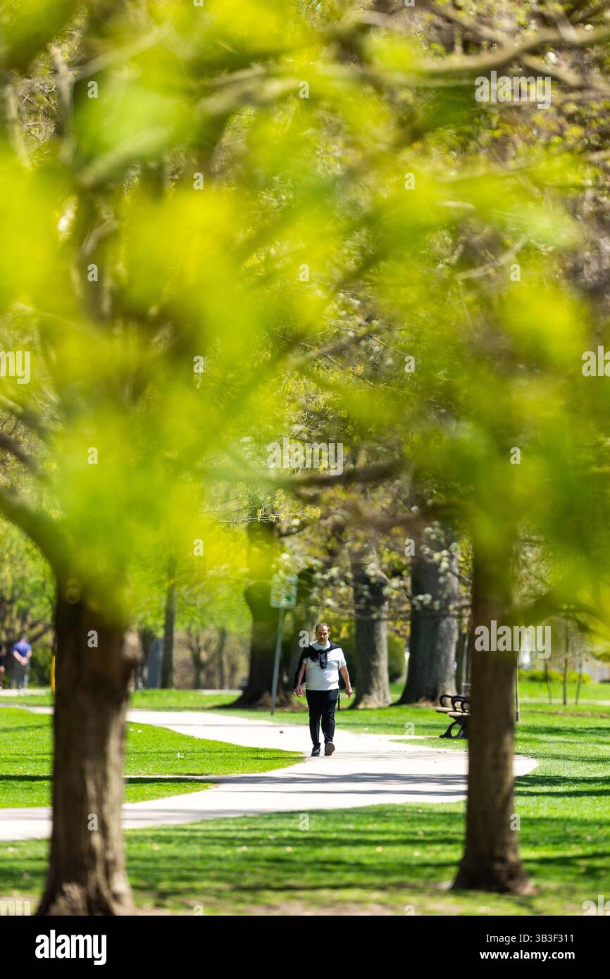 Londra, Canada - 28 aprile 2025. Il tempo caldo atteso a lungo ha portato i londinesi e fiorisce su alberi e aiuole di fiori a Springbank Park. Foto Stock