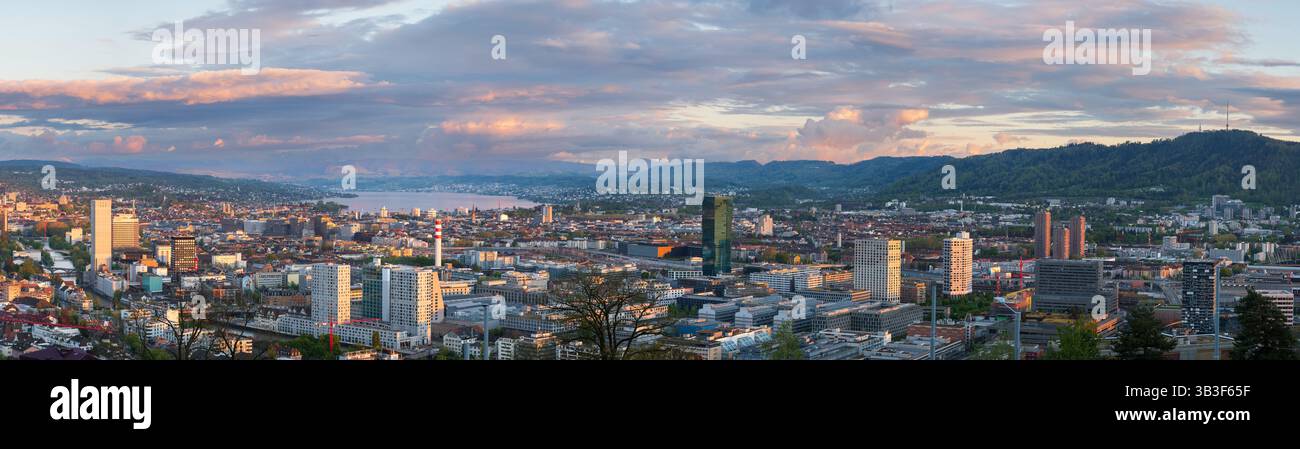 25-04-2025 Zurigo, Svizzera. Splendido tramonto sulla città visto da un punto panoramico ad alta quota. Ampia vista panoramica della città vecchia e Foto Stock