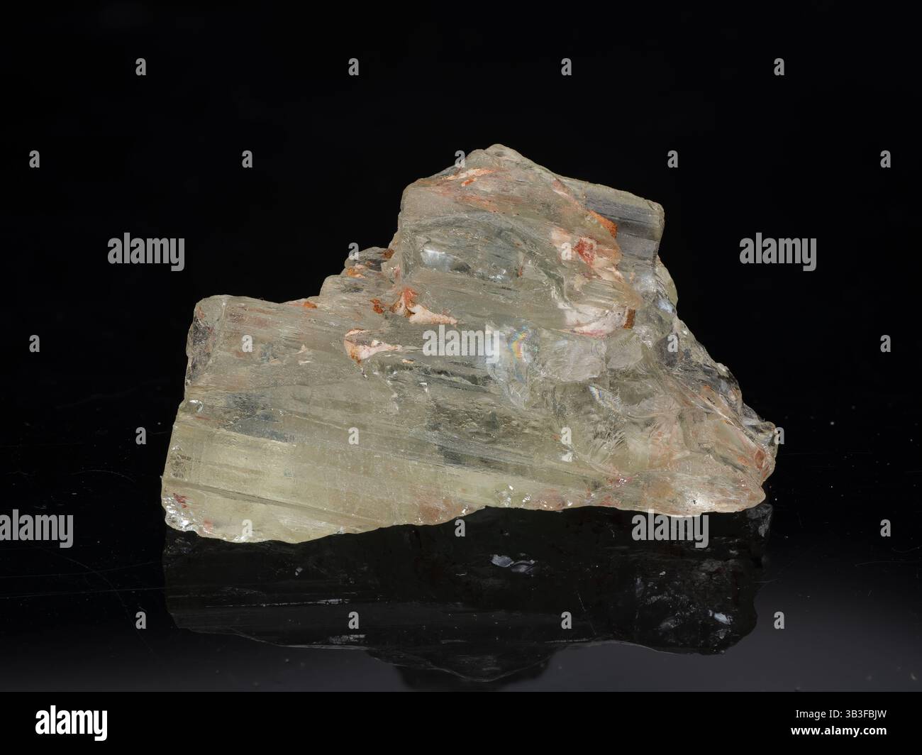 Eccezionale campione in cristallo di Beryl trasparente su superficie nera riflettente che presenta inclusioni naturali Una formazione Beryl bianco-giallastro chiaro, Exhi Foto Stock