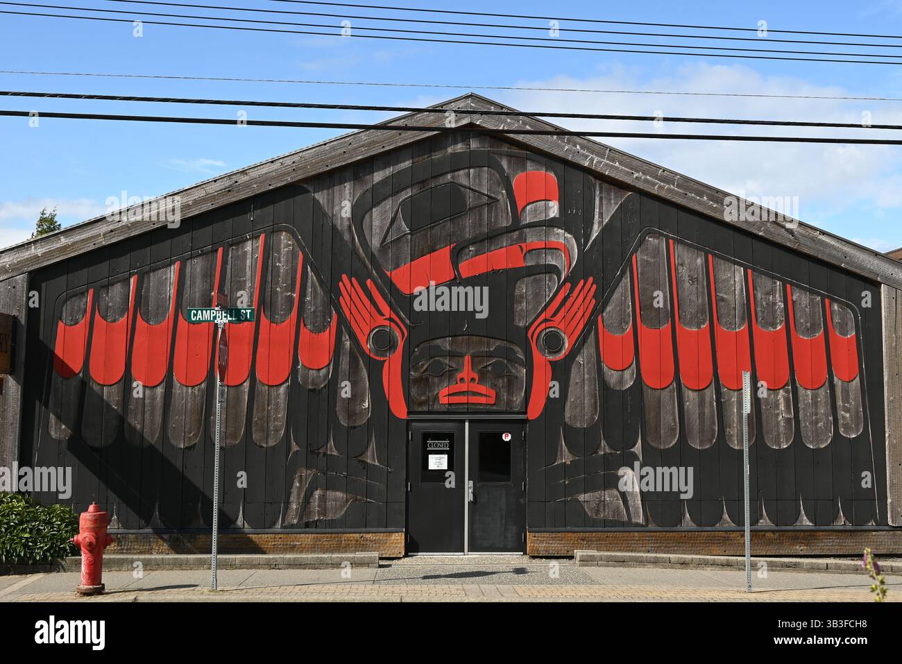 A Tofino, Isola di Vancouver, un edificio decorato con il simbolismo della prima nazione. Foto Stock