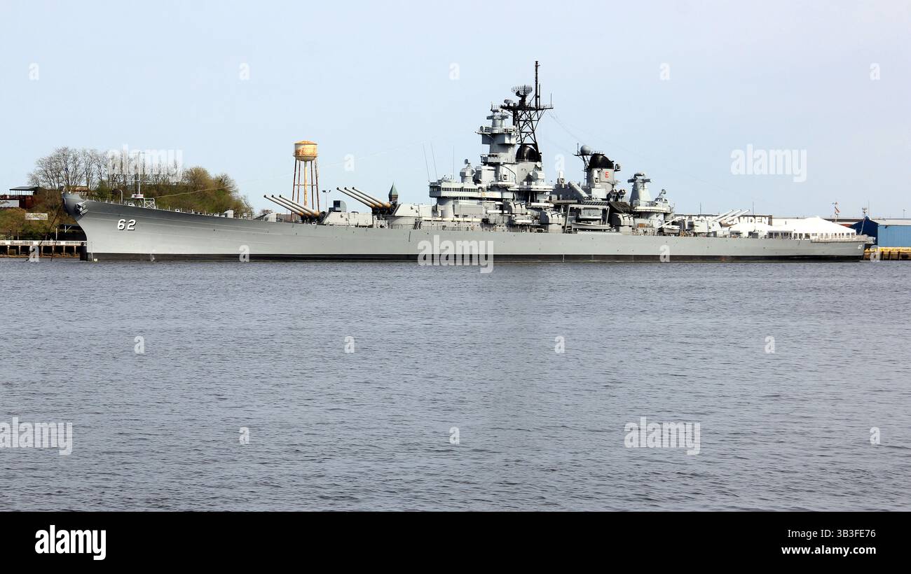 Nave da guerra USS New Jersey sul lungomare di Camden, New Jersey, vista sul fiume Delaware, Philadelphia, Pennsylvania, Stati Uniti Foto Stock