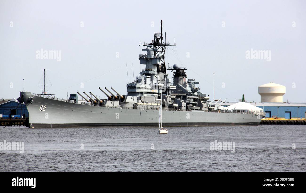 Nave da guerra USS New Jersey sul lungomare di Camden, New Jersey, vista sul fiume Delaware, Philadelphia, Pennsylvania, Stati Uniti Foto Stock