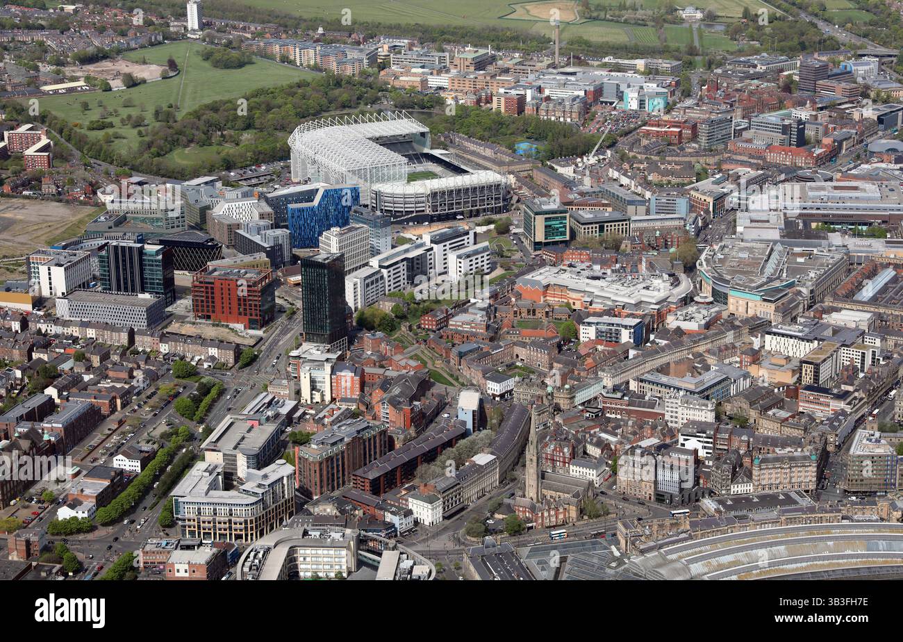 Vista aerea del St James Park del Newcastle United dalla cattedrale di St Marys Foto Stock